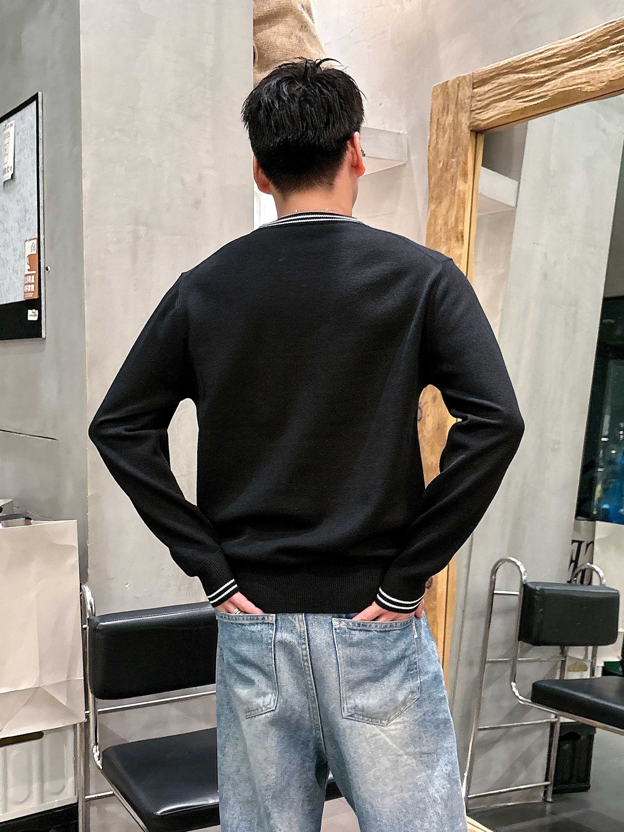 · 普拉达Prada 2025官网秋冬季最新款圆领毛衣，专柜同步在售爆款！特供羊毛混纺面料.手感舒适.可