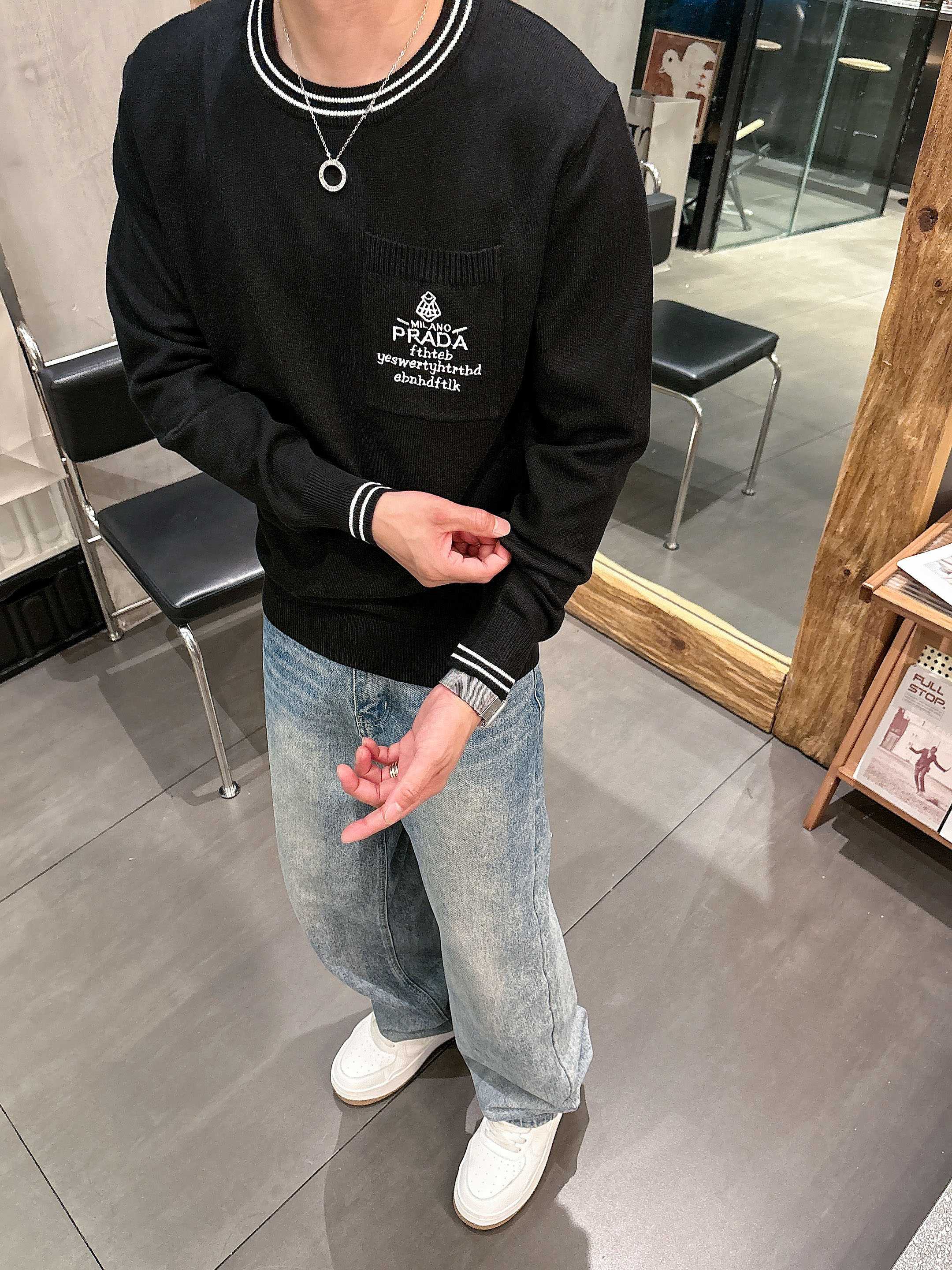 · 普拉达Prada 2025官网秋冬季最新款圆领毛衣，专柜同步在售爆款！特供羊毛混纺面料.手感舒适.可