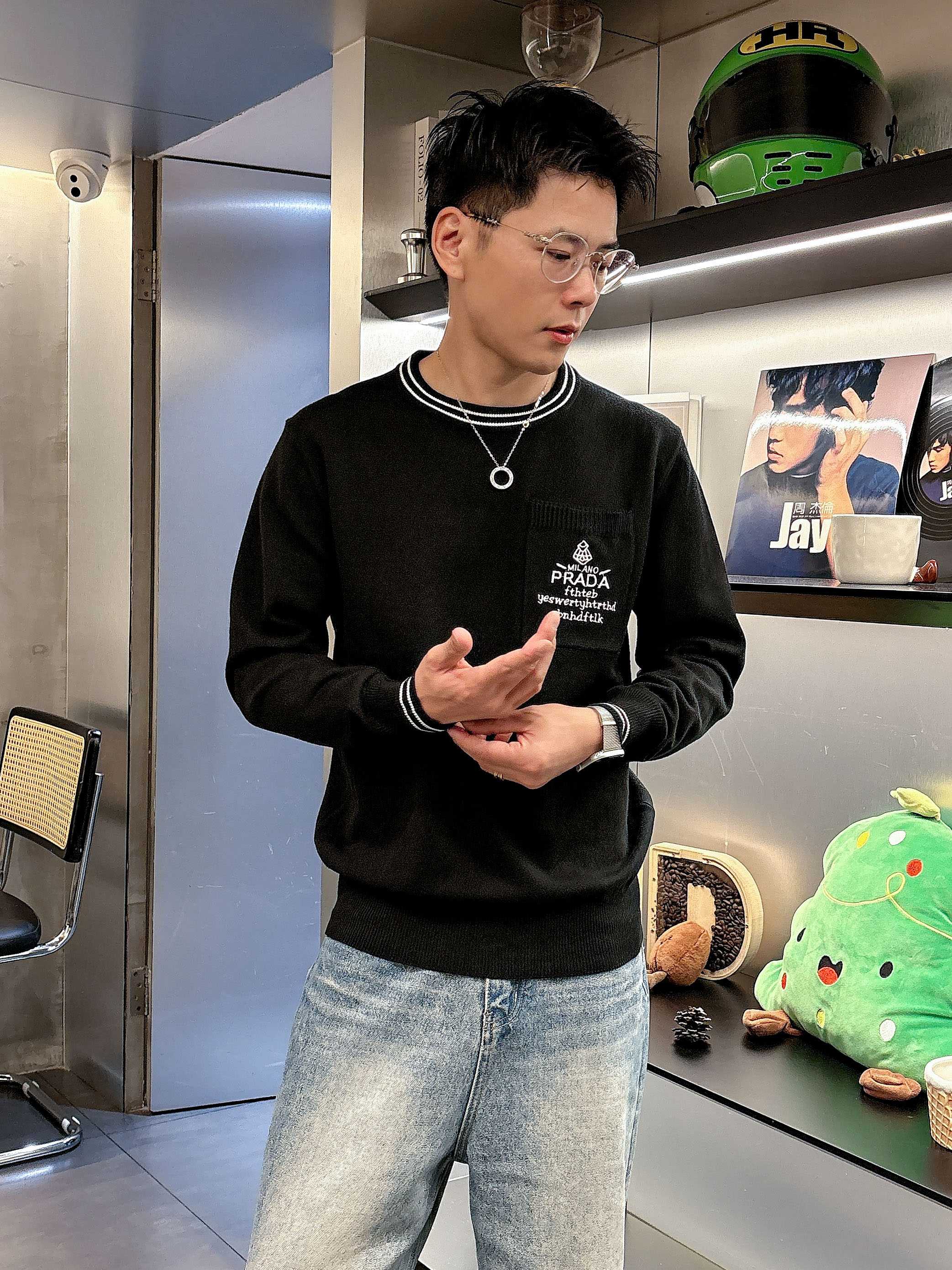 · 普拉达Prada 2025官网秋冬季最新款圆领毛衣，专柜同步在售爆款！特供羊毛混纺面料.手感舒适.可