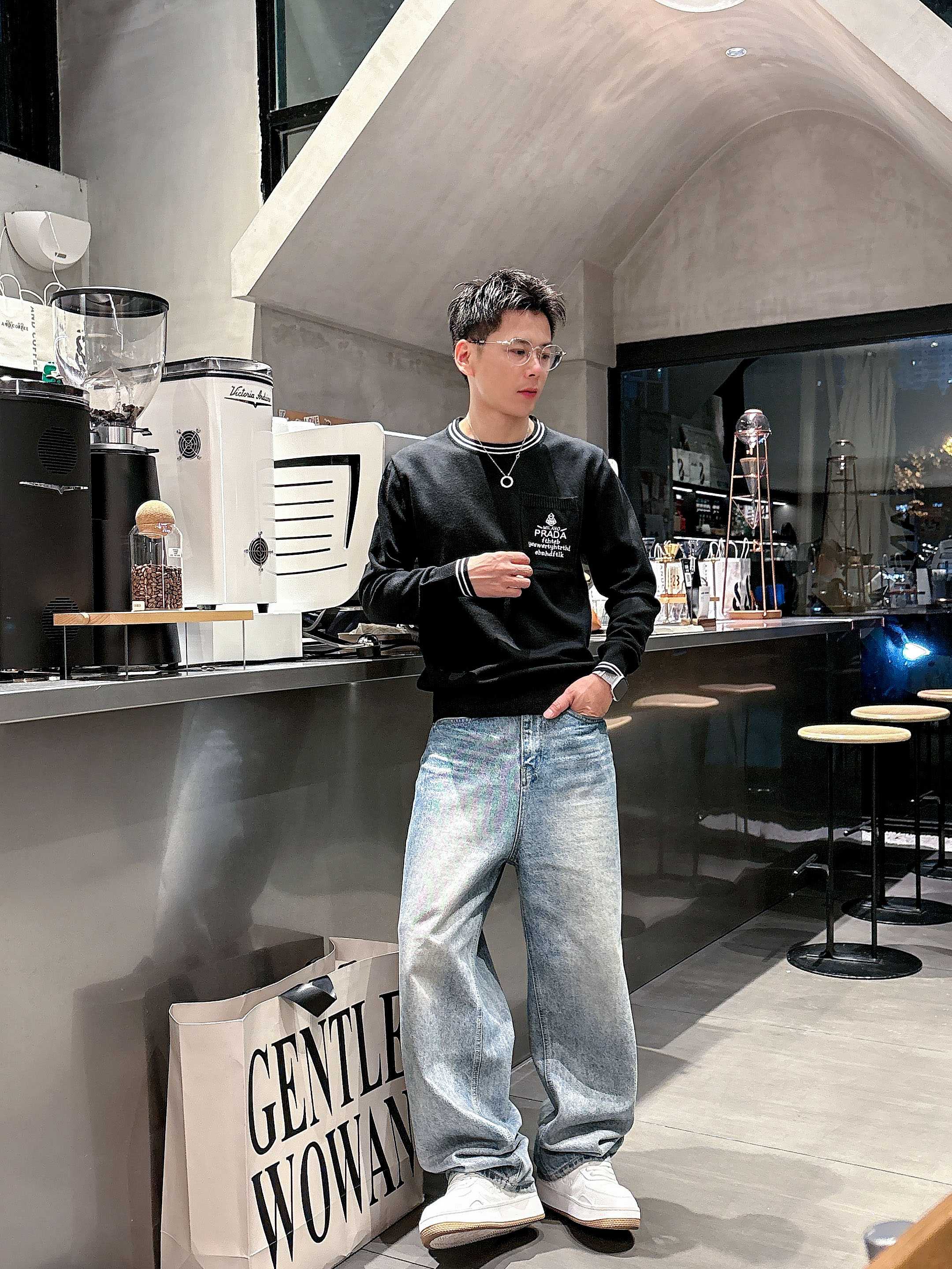 · 普拉达Prada 2025官网秋冬季最新款圆领毛衣，专柜同步在售爆款！特供羊毛混纺面料.手感舒适.可