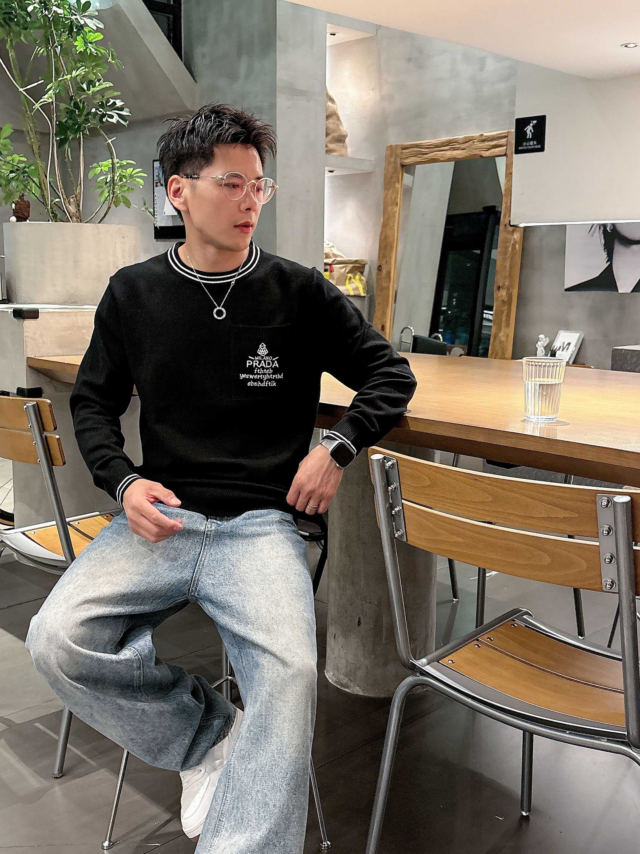 · 普拉达Prada 2025官网秋冬季最新款圆领毛衣，专柜同步在售爆款！特供羊毛混纺面料.手感舒适.可