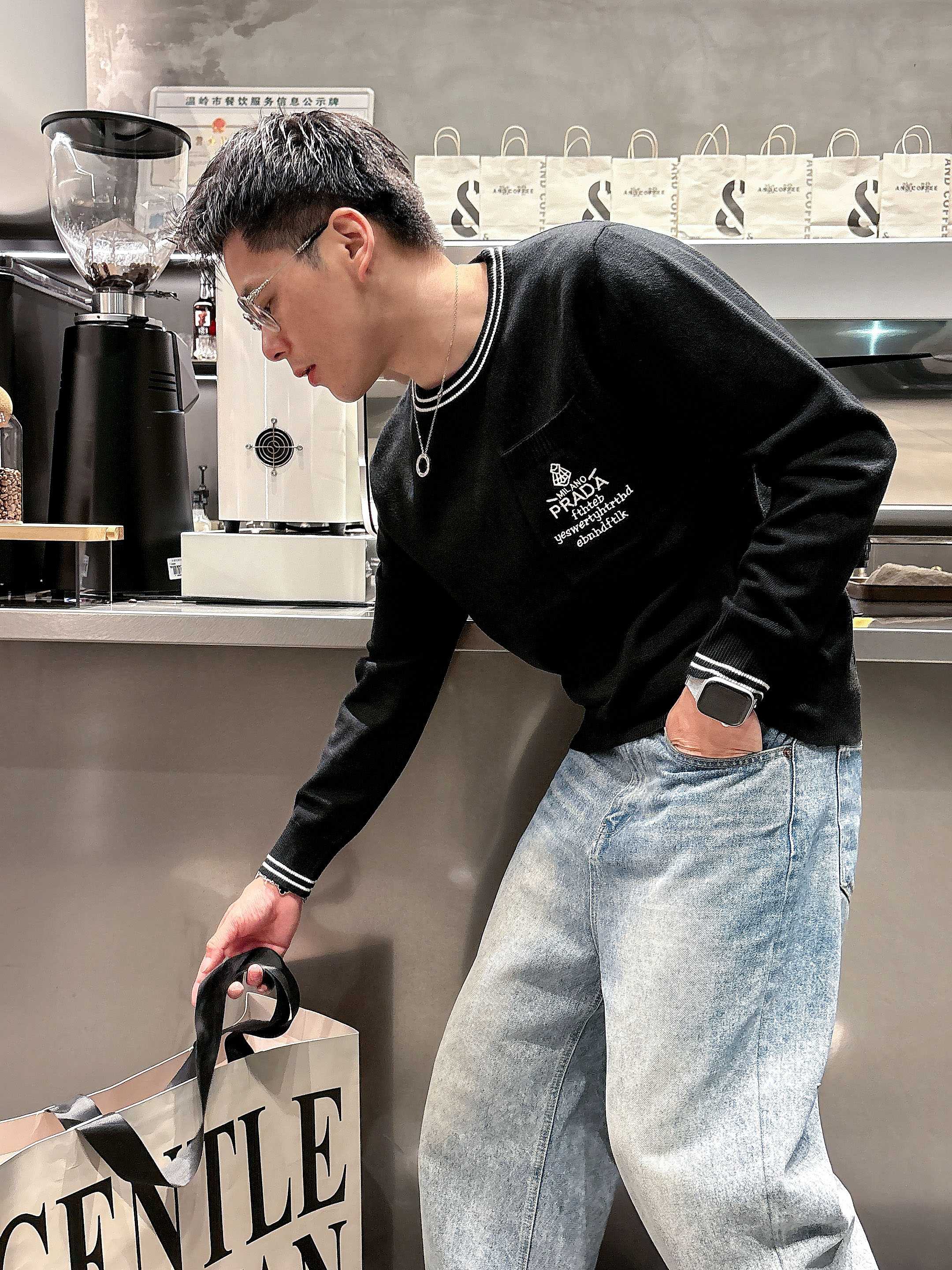 · 普拉达Prada 2025官网秋冬季最新款圆领毛衣，专柜同步在售爆款！特供羊毛混纺面料.手感舒适.可