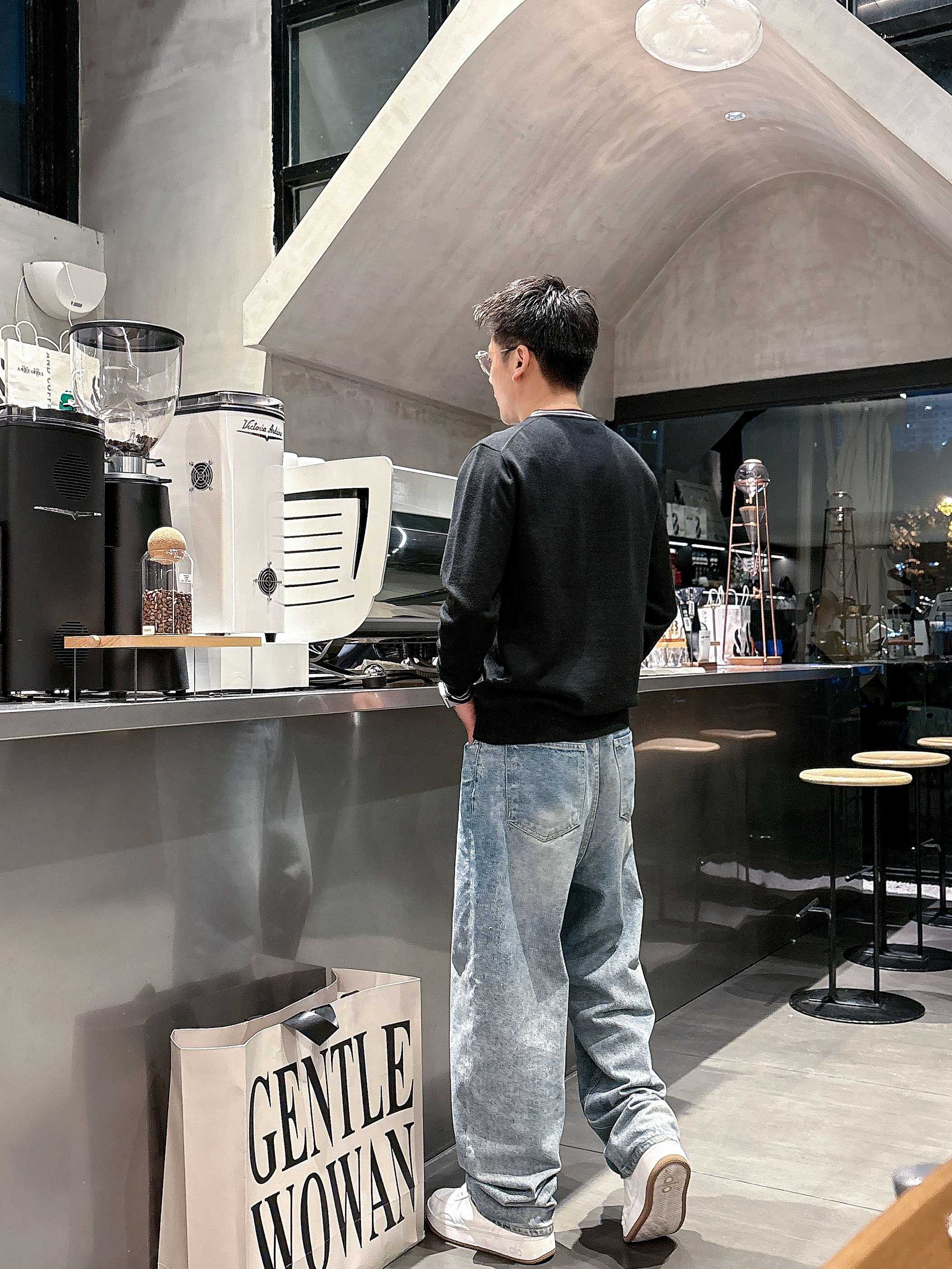 · 普拉达Prada 2025官网秋冬季最新款圆领毛衣，专柜同步在售爆款！特供羊毛混纺面料.手感舒适.可