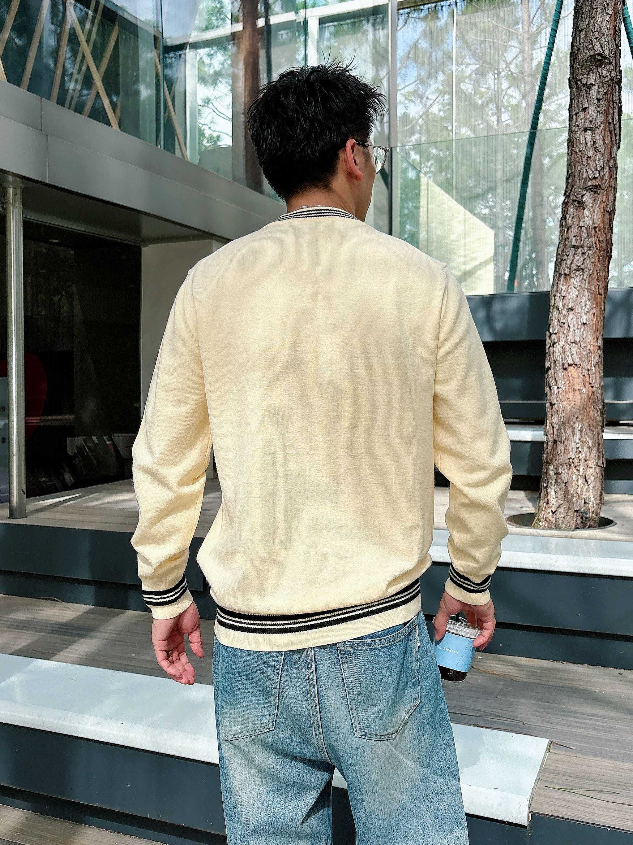 · 古驰Gucci 2025官网秋冬季最新款圆领毛衣，专柜同步在售爆款！特供羊毛混纺面料.手感舒适.可直