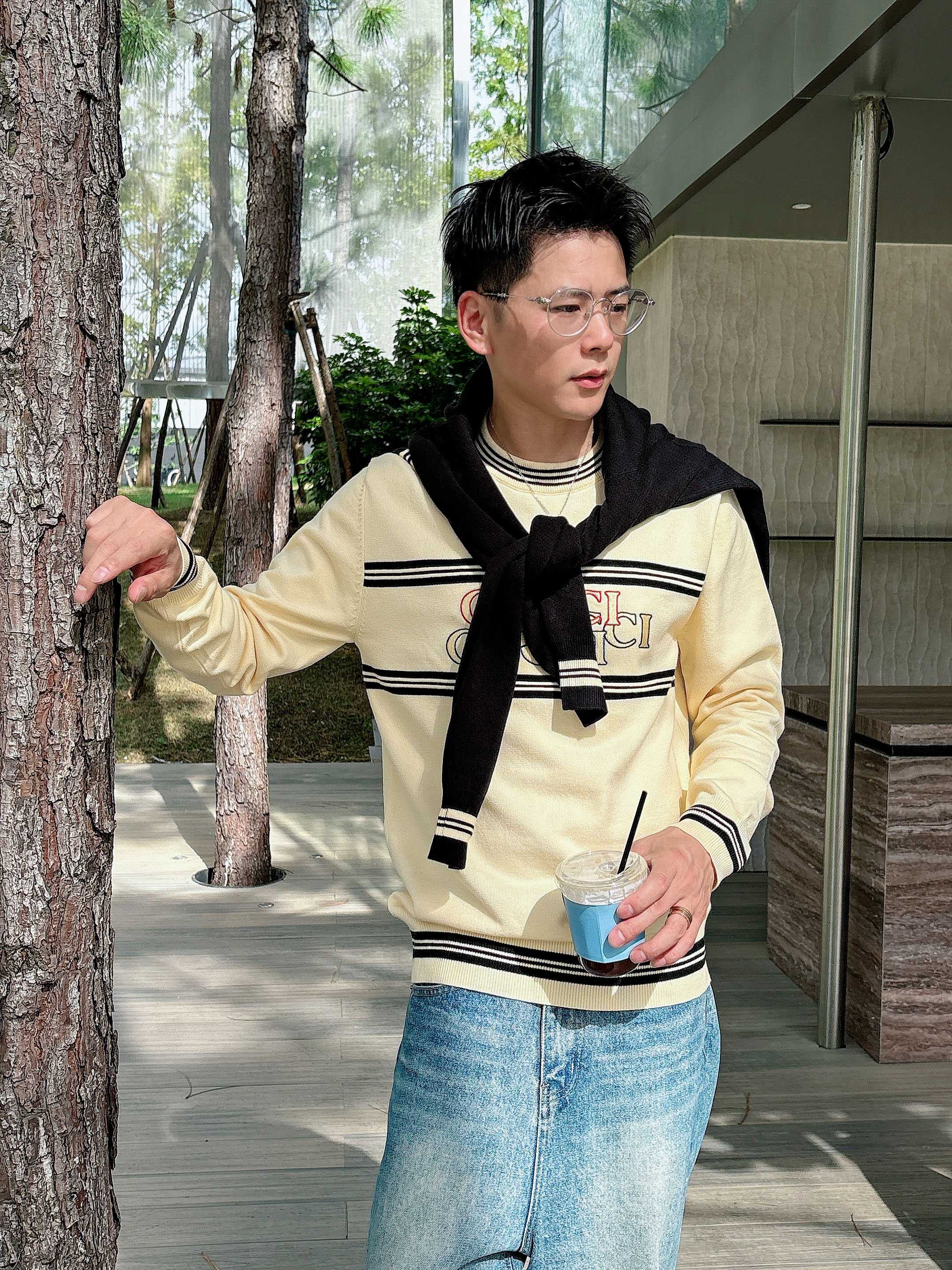 · 古驰Gucci 2025官网秋冬季最新款圆领毛衣，专柜同步在售爆款！特供羊毛混纺面料.手感舒适.可直