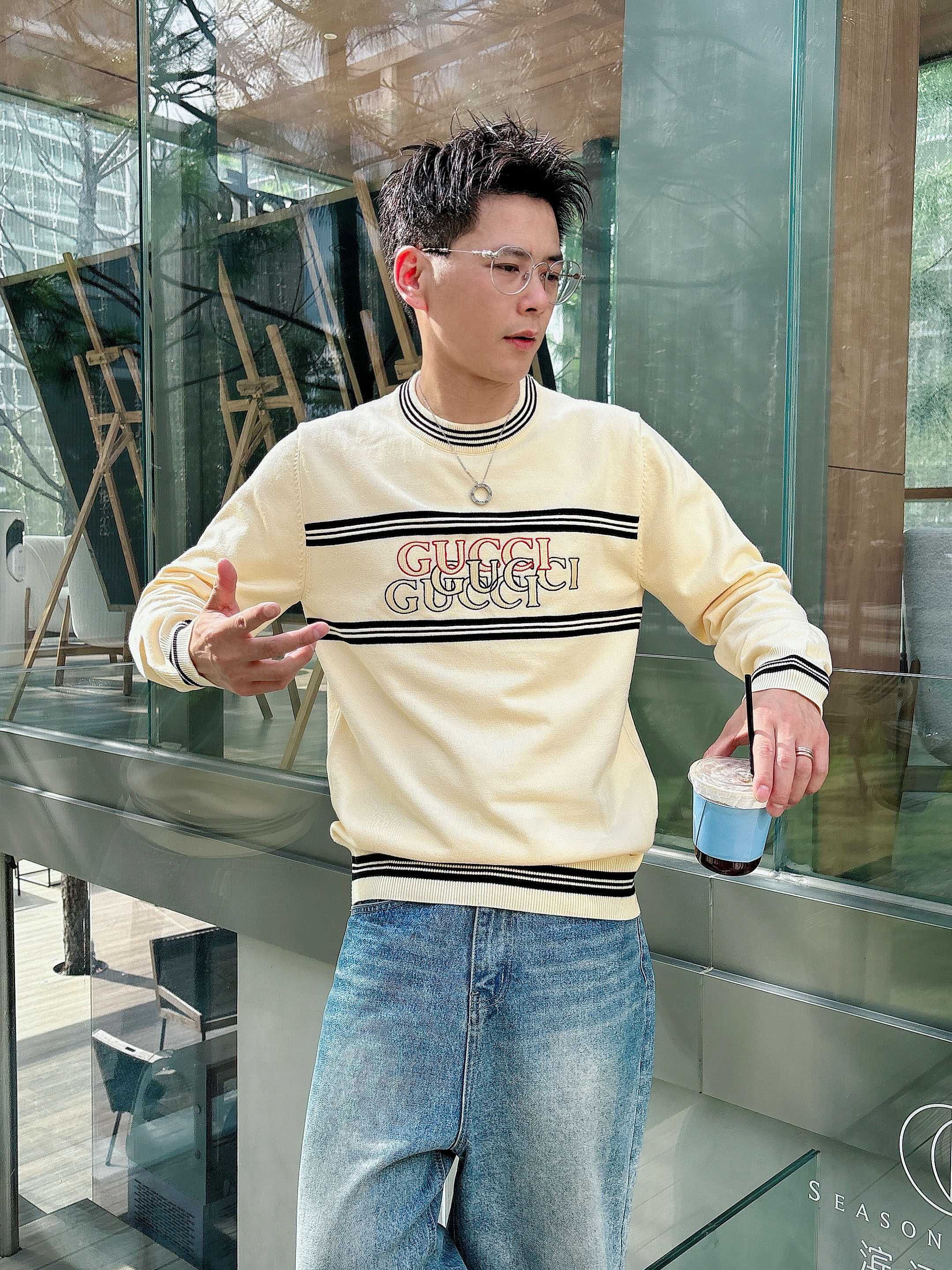 · 古驰Gucci 2025官网秋冬季最新款圆领毛衣，专柜同步在售爆款！特供羊毛混纺面料.手感舒适.可直