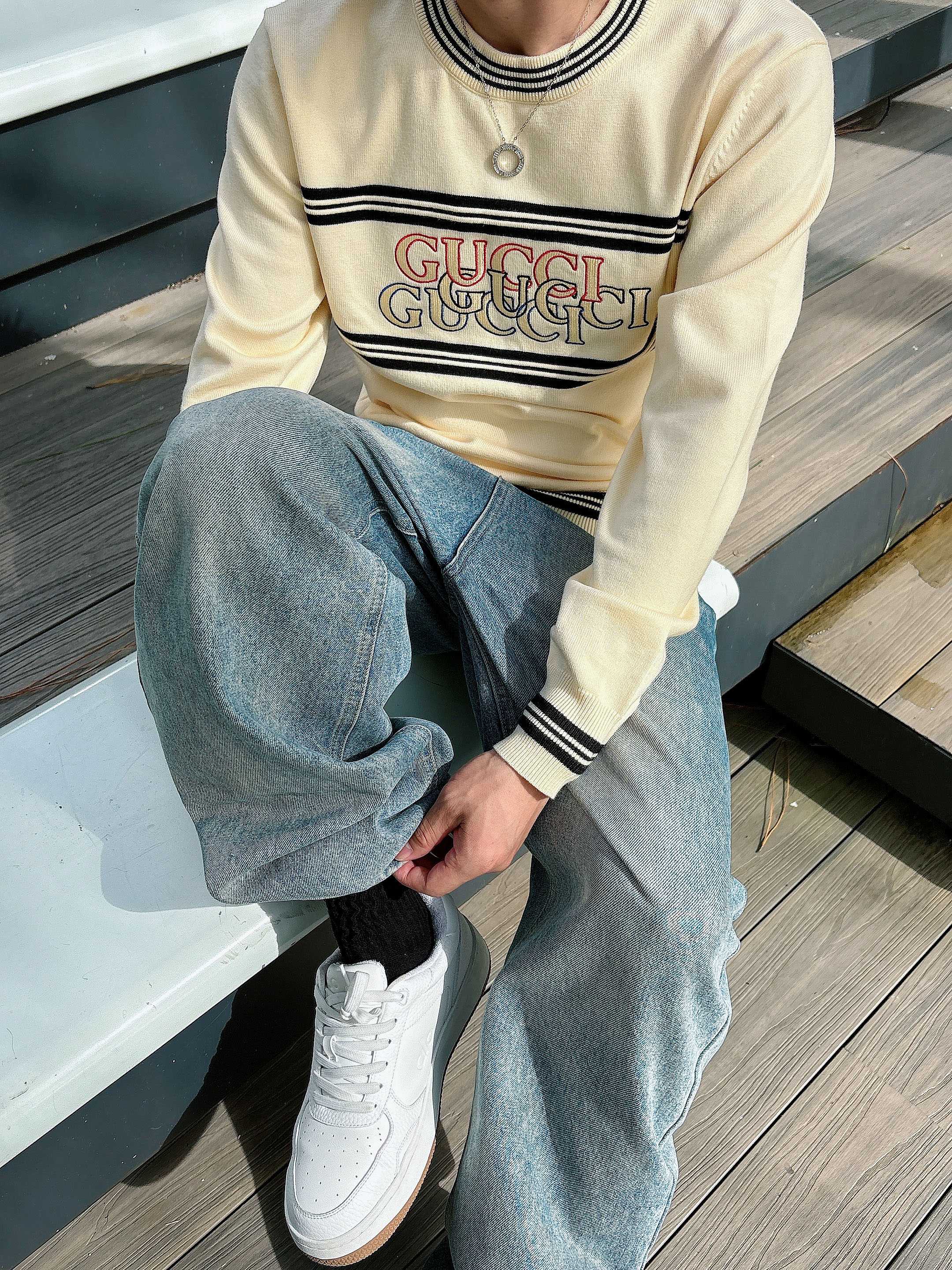 · 古驰Gucci 2025官网秋冬季最新款圆领毛衣，专柜同步在售爆款！特供羊毛混纺面料.手感舒适.可直