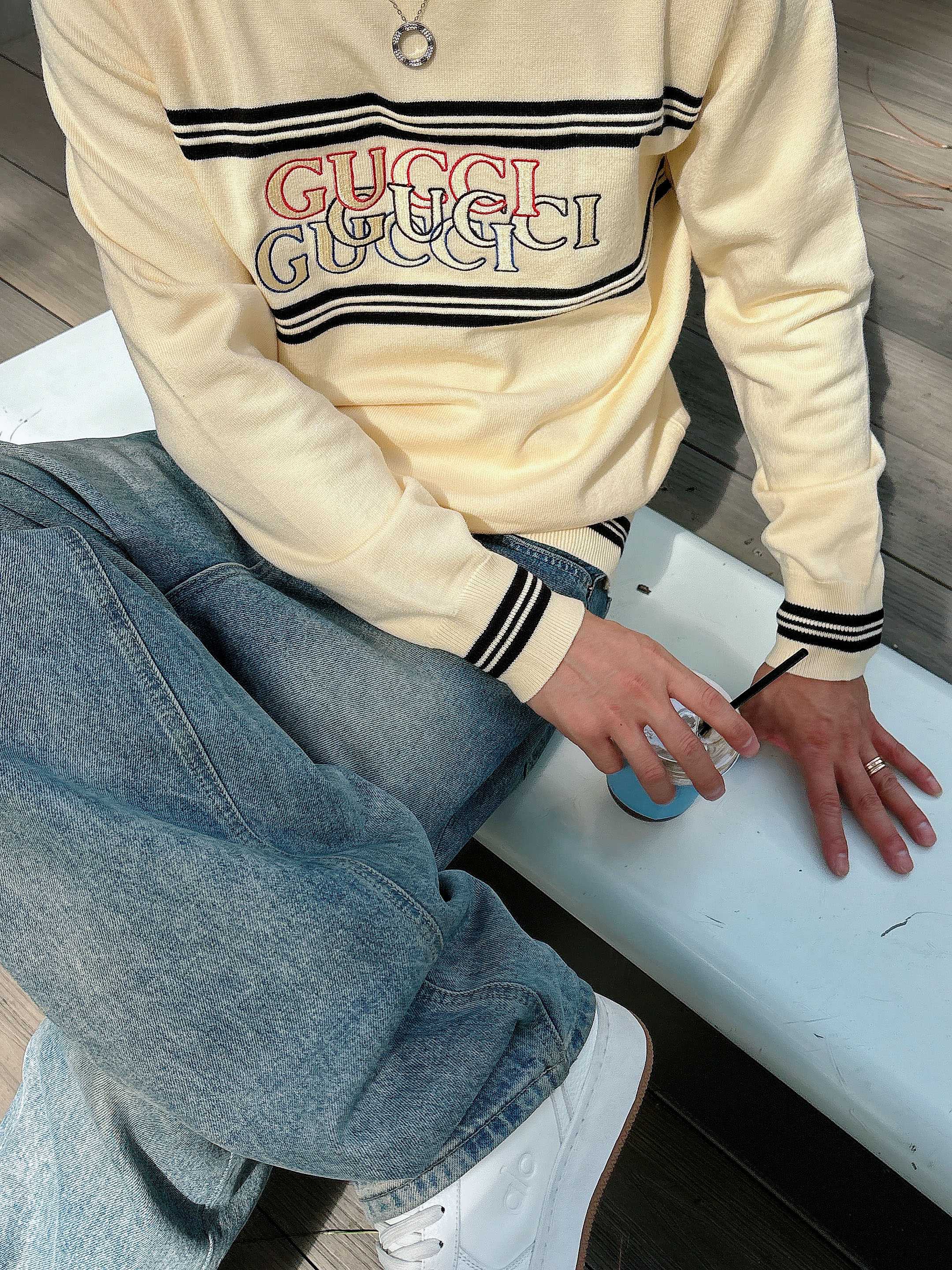 · 古驰Gucci 2025官网秋冬季最新款圆领毛衣，专柜同步在售爆款！特供羊毛混纺面料.手感舒适.可直