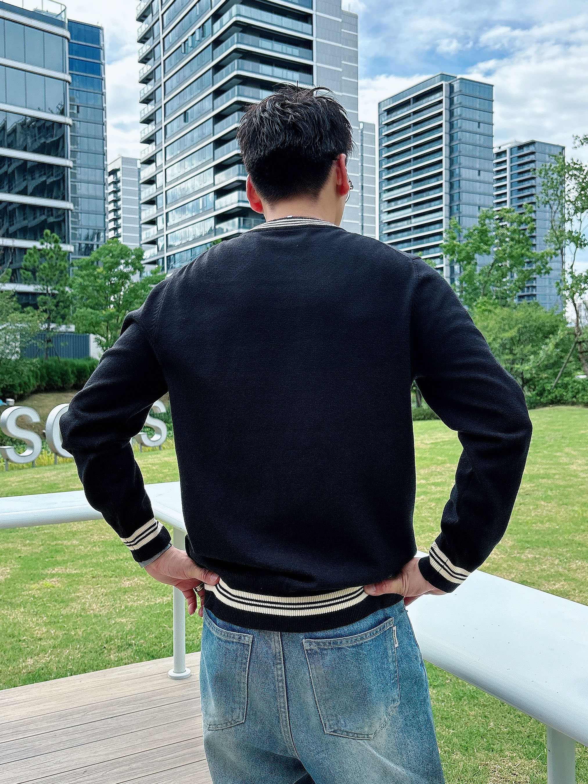 · 古驰Gucci 2025官网秋冬季最新款圆领毛衣，专柜同步在售爆款！特供羊毛混纺面料.手感舒适.可直