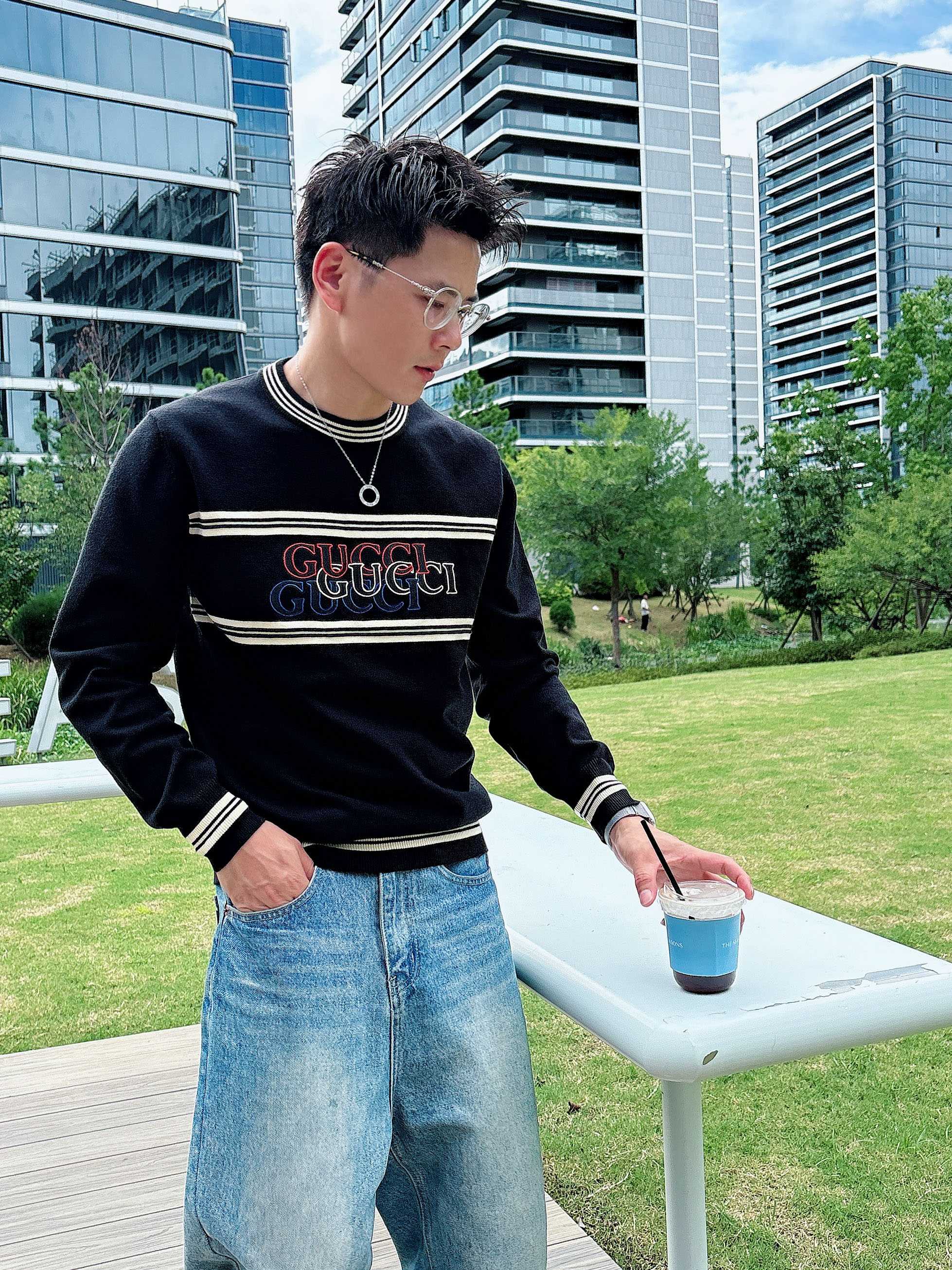 · 古驰Gucci 2025官网秋冬季最新款圆领毛衣，专柜同步在售爆款！特供羊毛混纺面料.手感舒适.可直