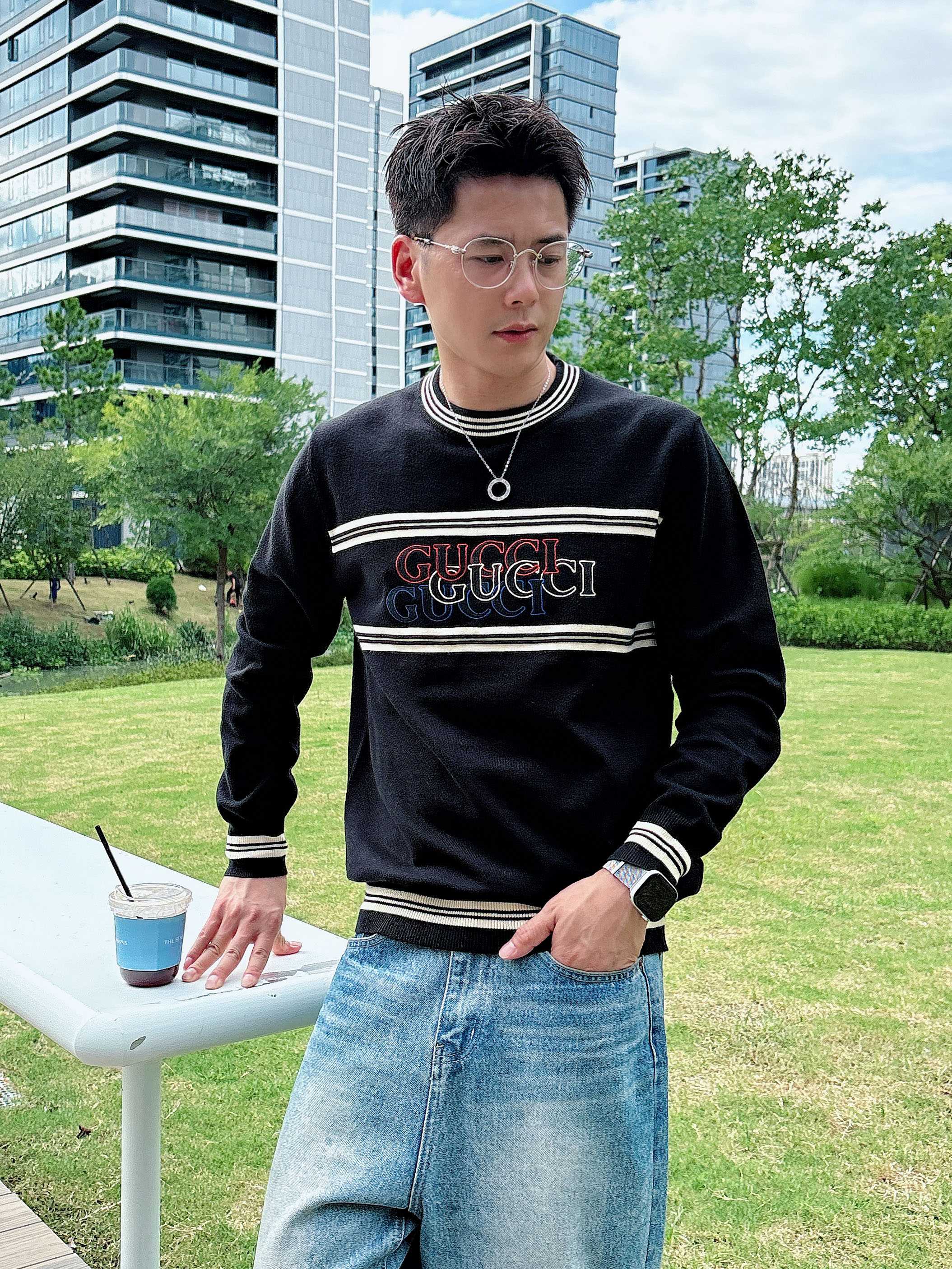 · 古驰Gucci 2025官网秋冬季最新款圆领毛衣，专柜同步在售爆款！特供羊毛混纺面料.手感舒适.可直