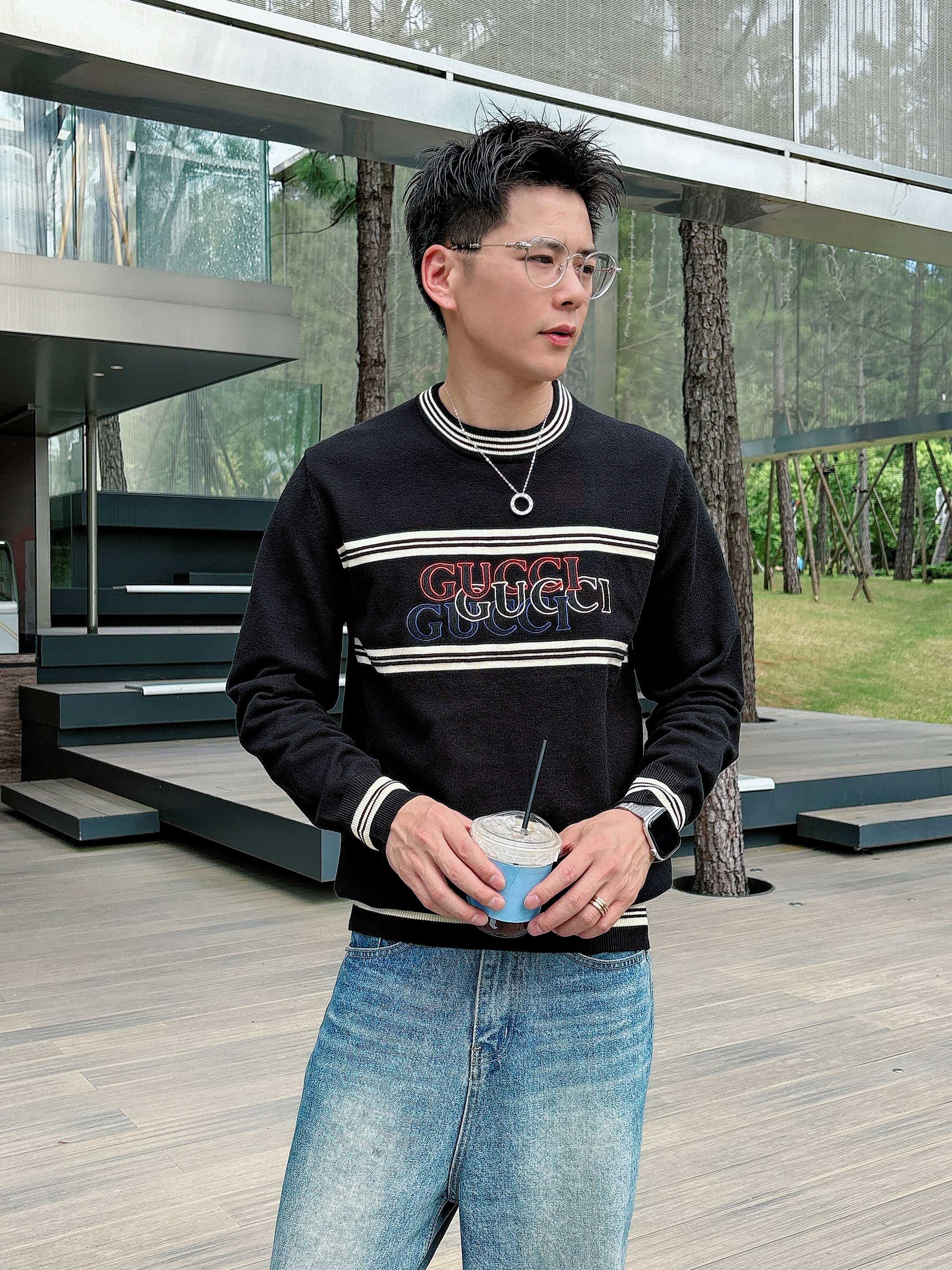 · 古驰Gucci 2025官网秋冬季最新款圆领毛衣，专柜同步在售爆款！特供羊毛混纺面料.手感舒适.可直