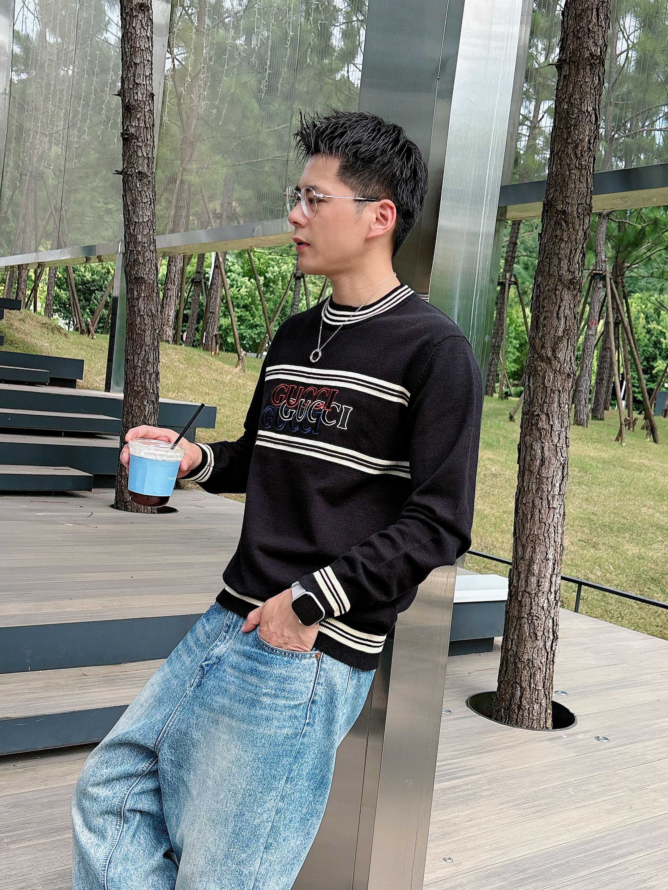 · 古驰Gucci 2025官网秋冬季最新款圆领毛衣，专柜同步在售爆款！特供羊毛混纺面料.手感舒适.可直