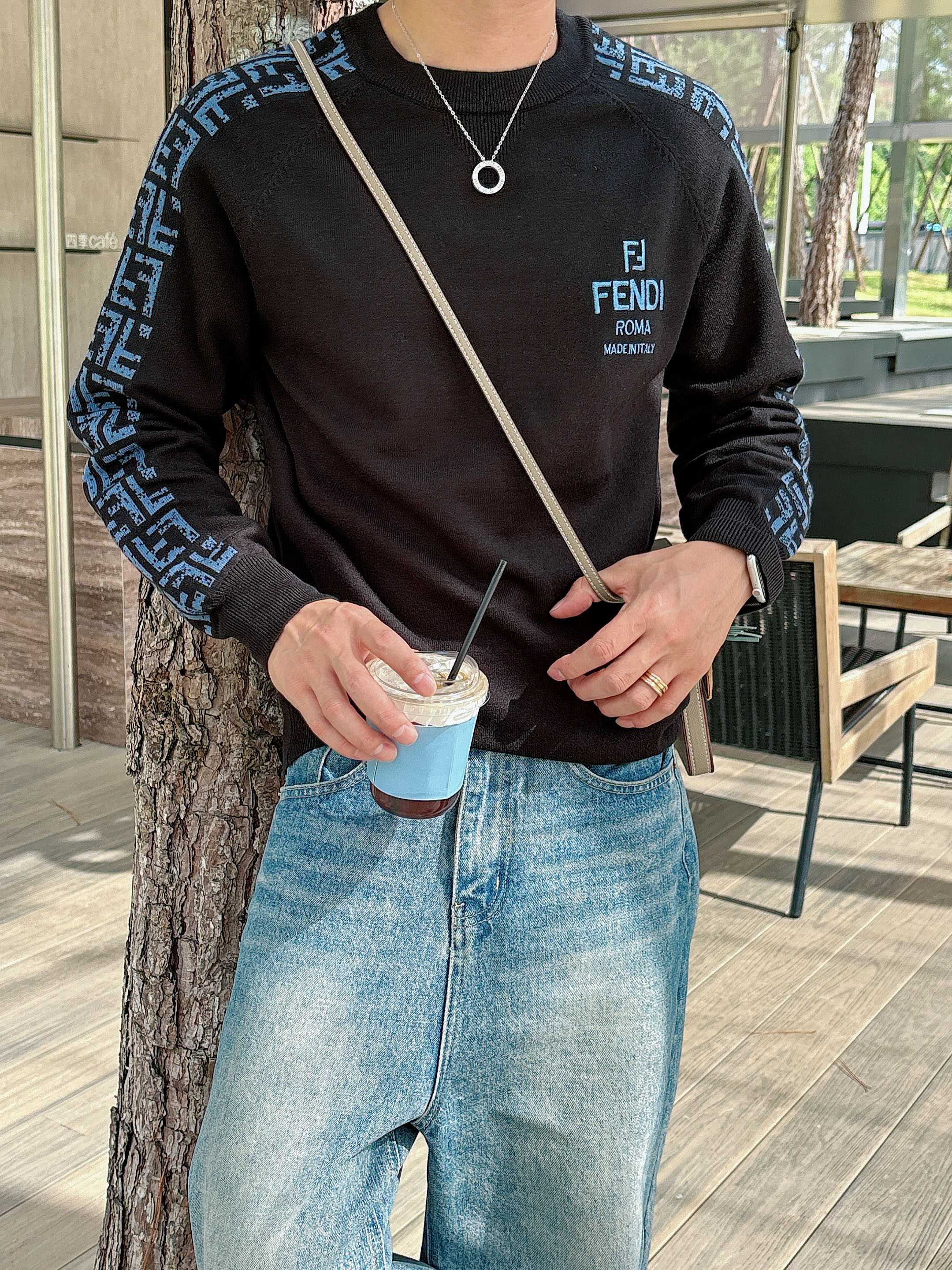 · 芬迪Fendi 2025官网秋冬季最新款圆领毛衣，专柜同步在售爆款！特供羊毛混纺面料.手感舒适.可直