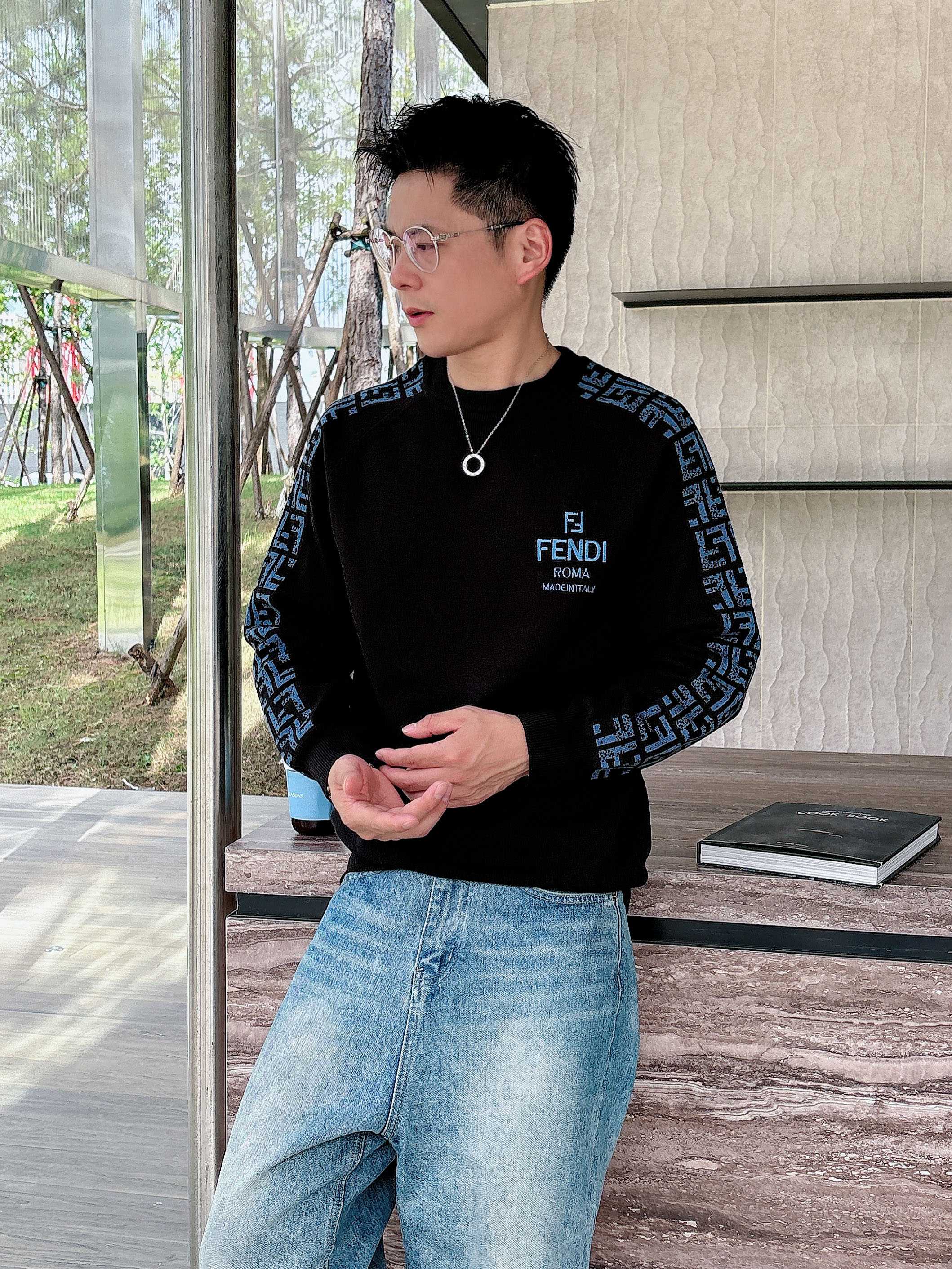 · 芬迪Fendi 2025官网秋冬季最新款圆领毛衣，专柜同步在售爆款！特供羊毛混纺面料.手感舒适.可直