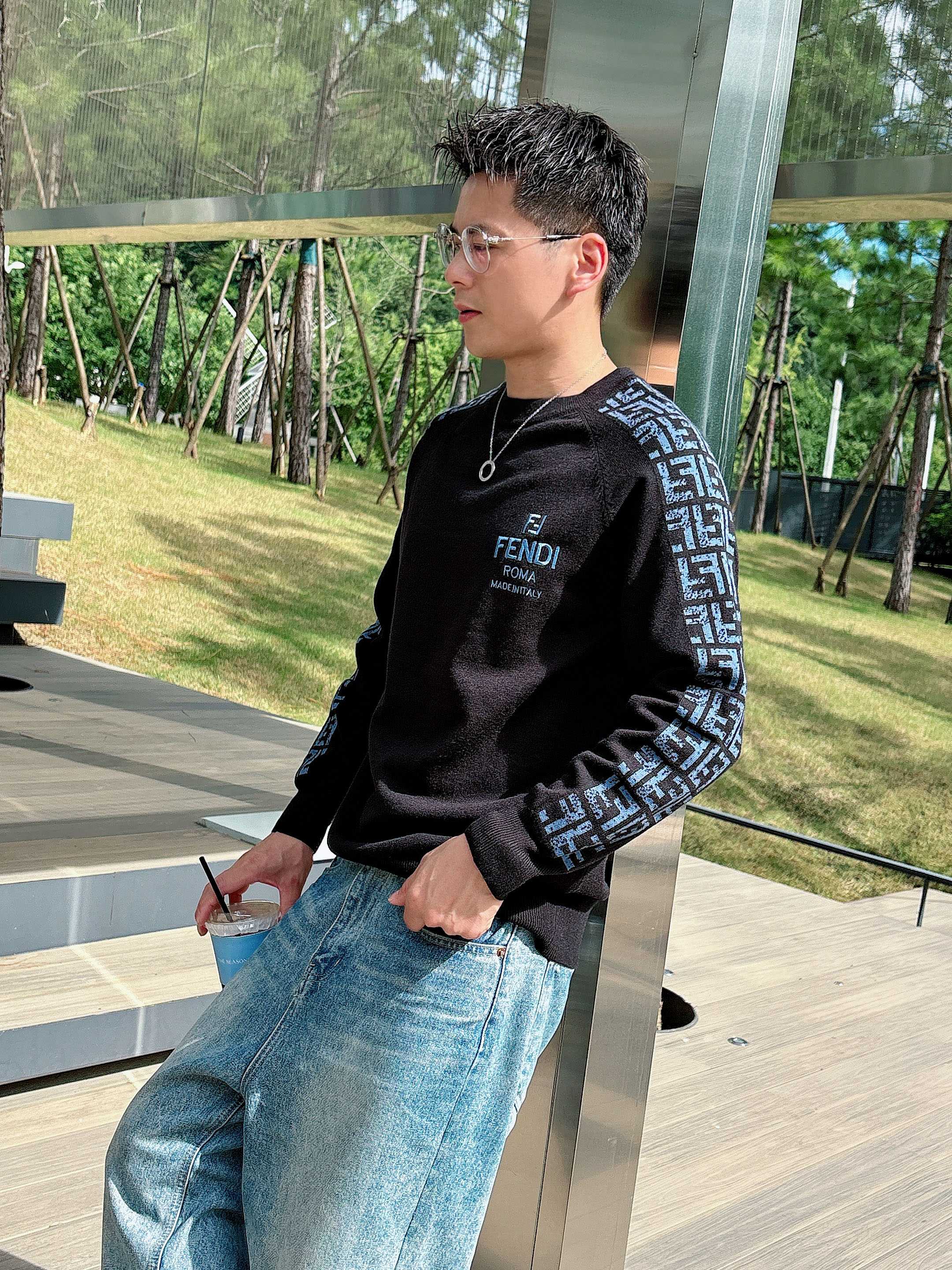 · 芬迪Fendi 2025官网秋冬季最新款圆领毛衣，专柜同步在售爆款！特供羊毛混纺面料.手感舒适.可直