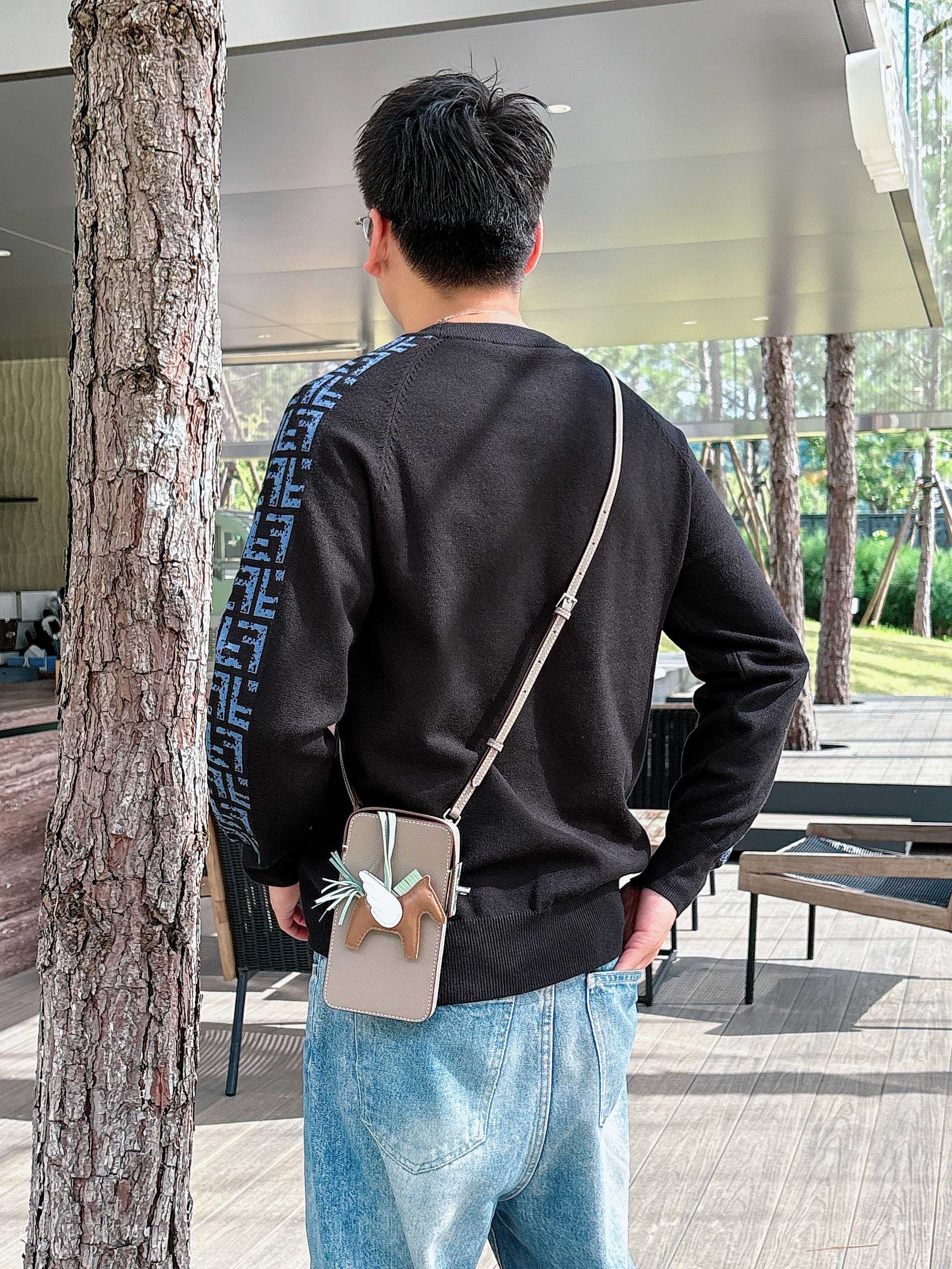 · 芬迪Fendi 2025官网秋冬季最新款圆领毛衣，专柜同步在售爆款！特供羊毛混纺面料.手感舒适.可直