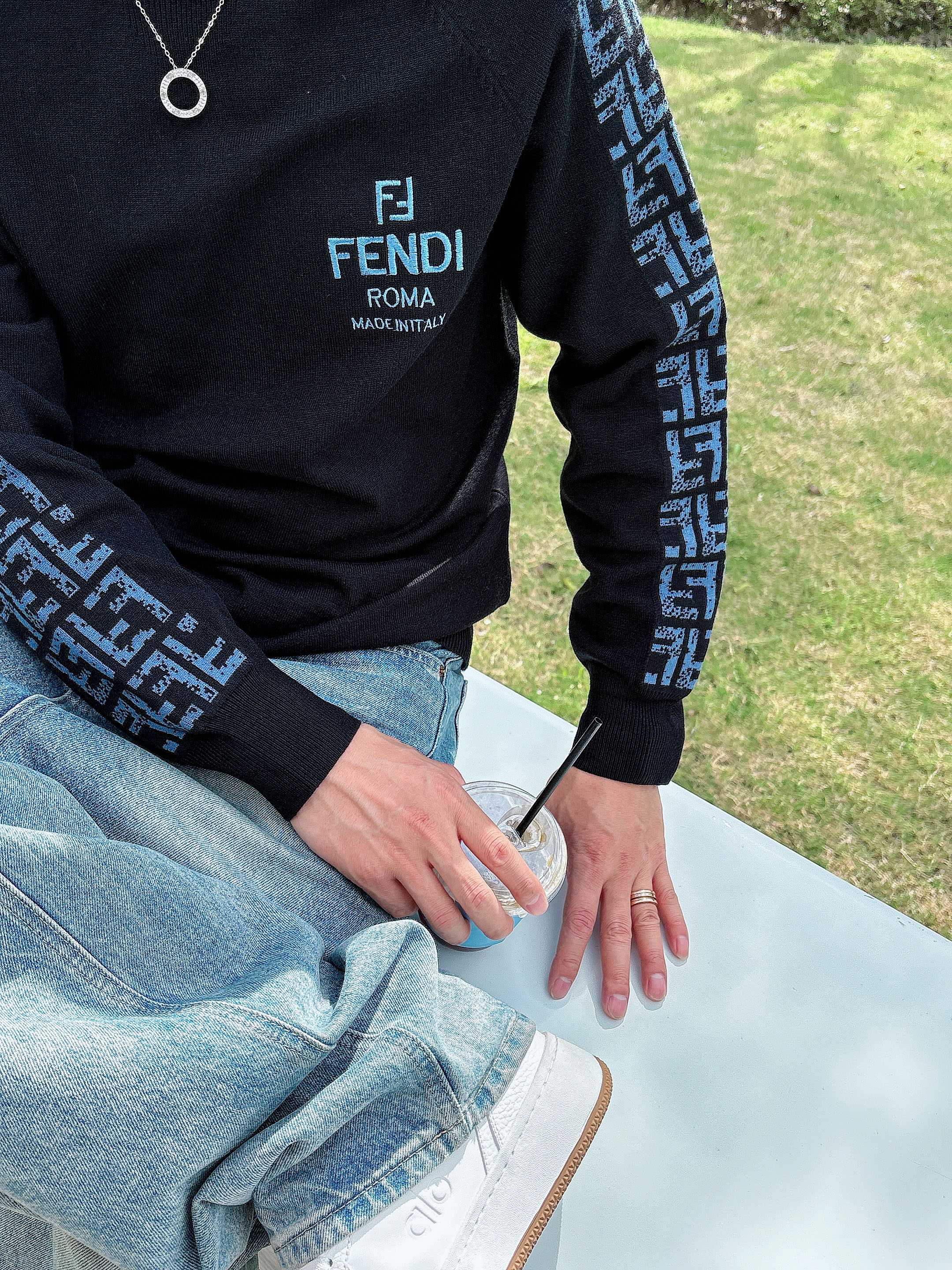 · 芬迪Fendi 2025官网秋冬季最新款圆领毛衣，专柜同步在售爆款！特供羊毛混纺面料.手感舒适.可直