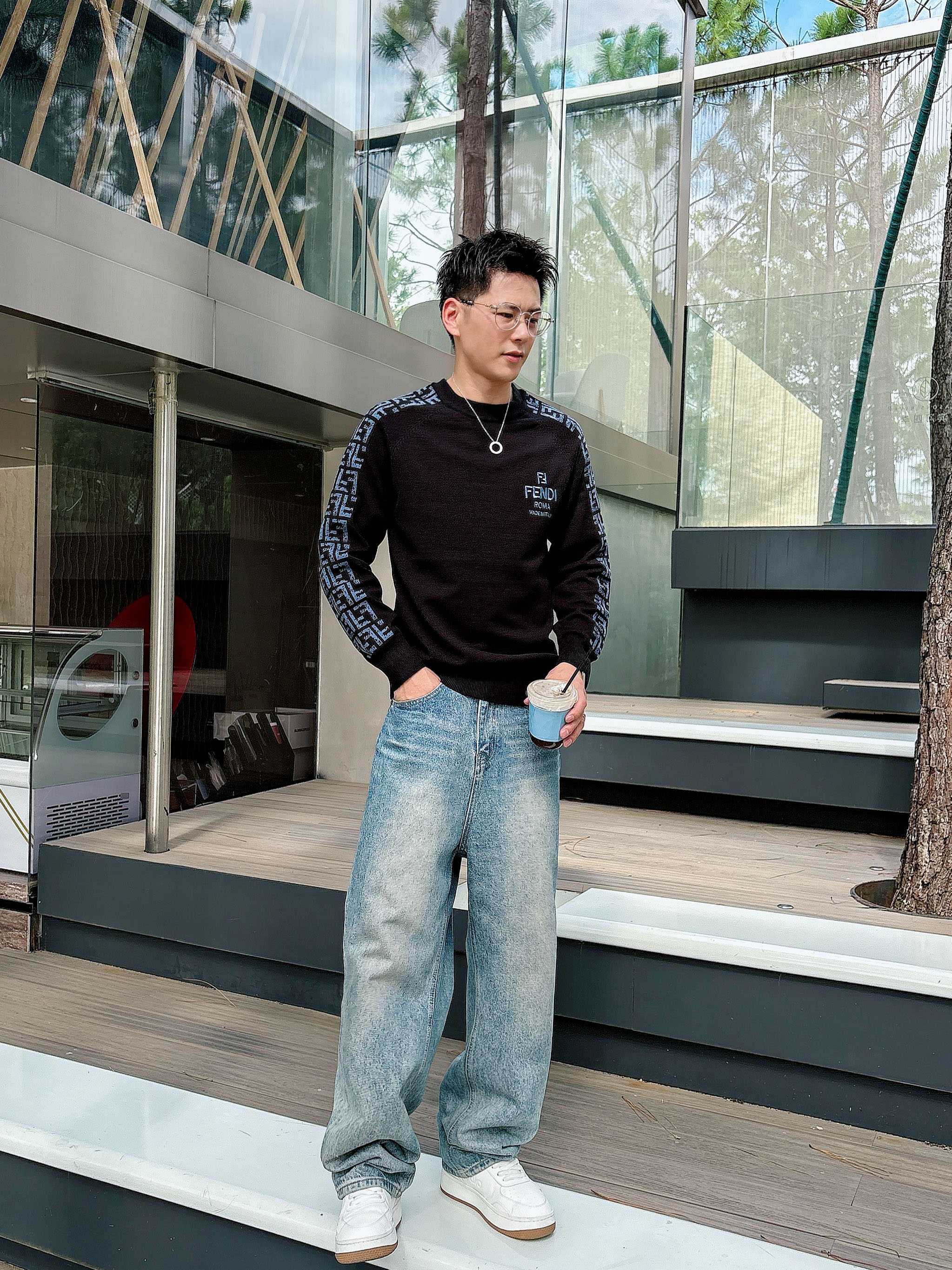 · 芬迪Fendi 2025官网秋冬季最新款圆领毛衣，专柜同步在售爆款！特供羊毛混纺面料.手感舒适.可直