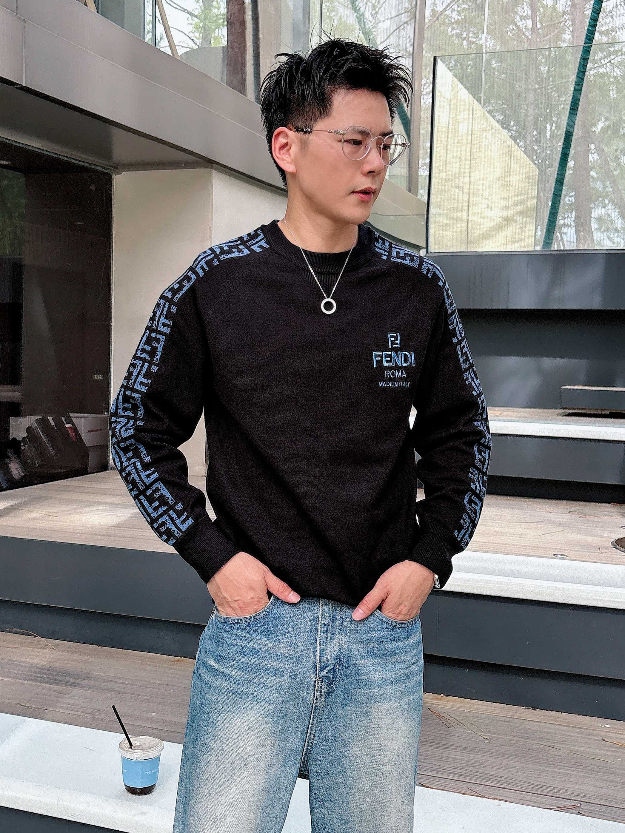 · 芬迪Fendi 2025官网秋冬季最新款圆领毛衣，专柜同步在售爆款！特供羊毛混纺面料.手感舒适.可直