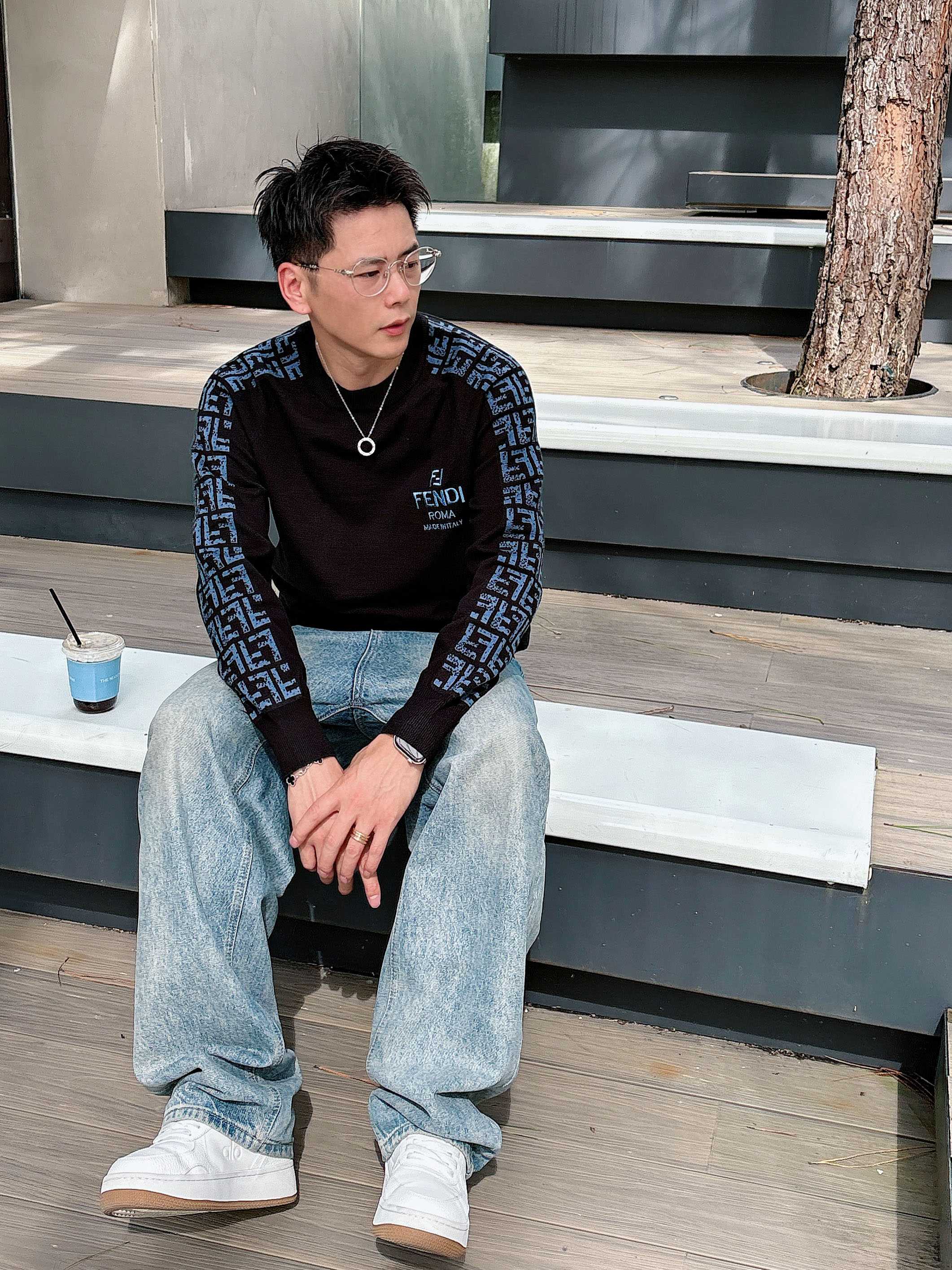 · 芬迪Fendi 2025官网秋冬季最新款圆领毛衣，专柜同步在售爆款！特供羊毛混纺面料.手感舒适.可直