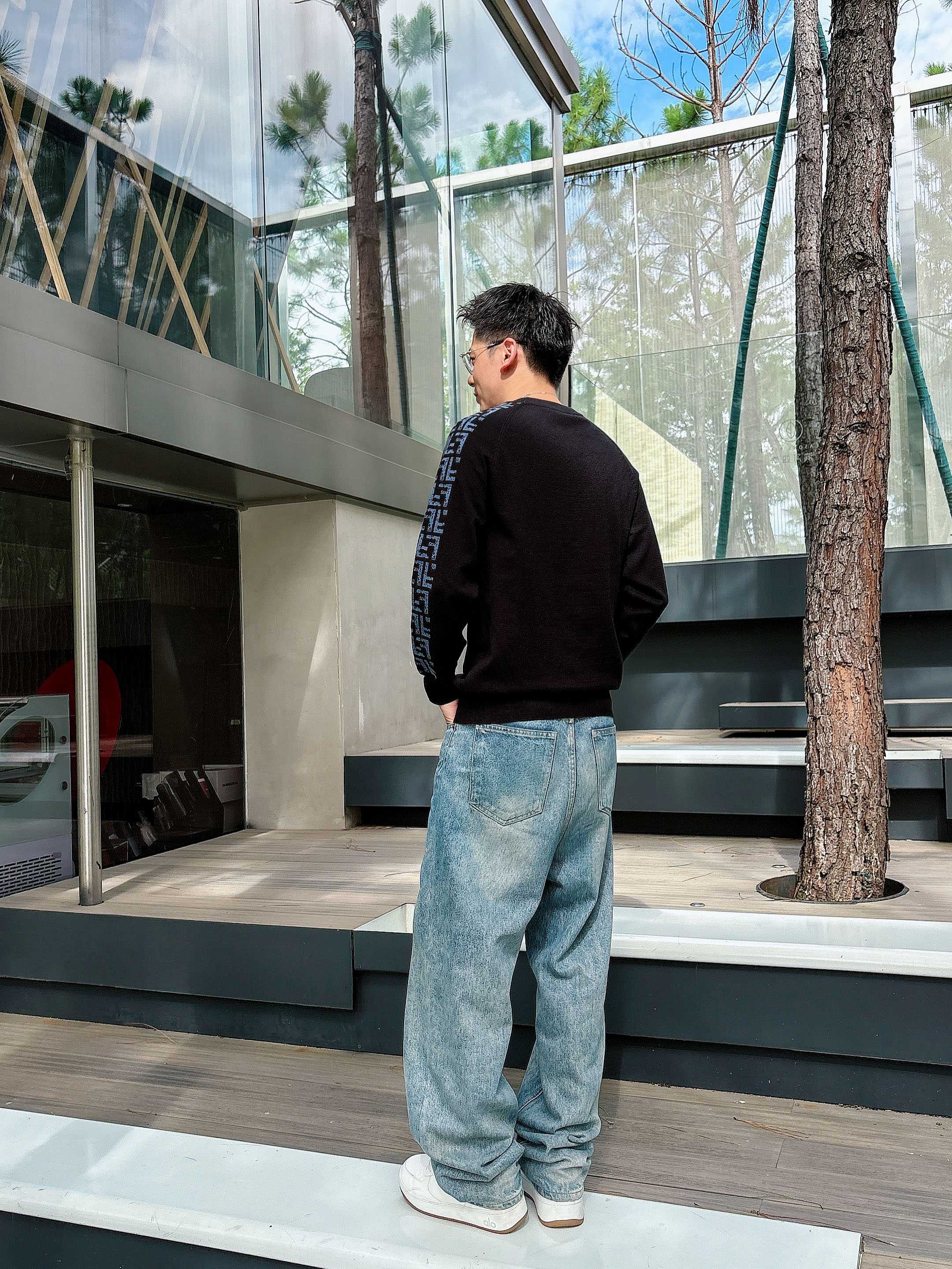 · 芬迪Fendi 2025官网秋冬季最新款圆领毛衣，专柜同步在售爆款！特供羊毛混纺面料.手感舒适.可直