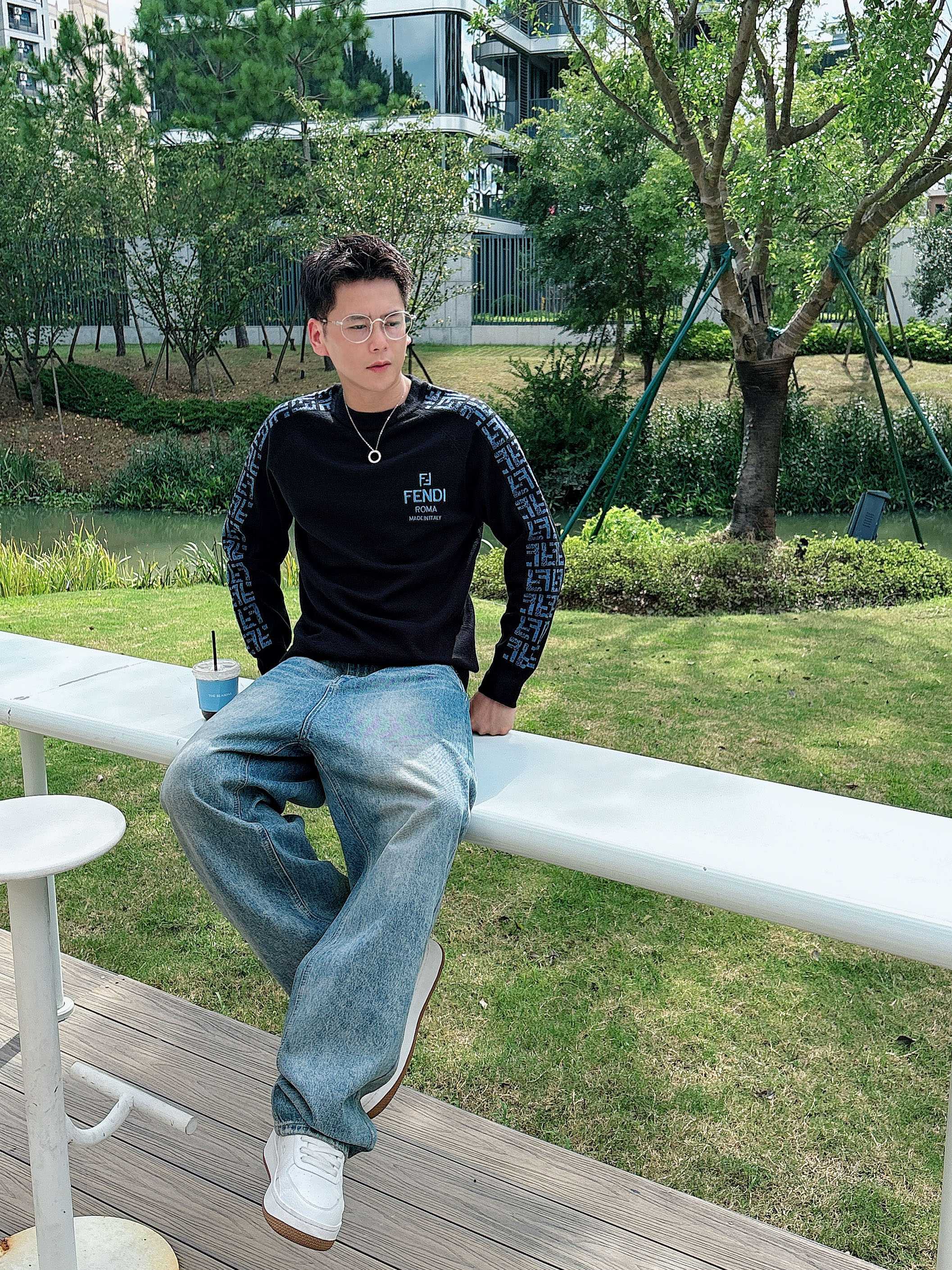 · 芬迪Fendi 2025官网秋冬季最新款圆领毛衣，专柜同步在售爆款！特供羊毛混纺面料.手感舒适.可直