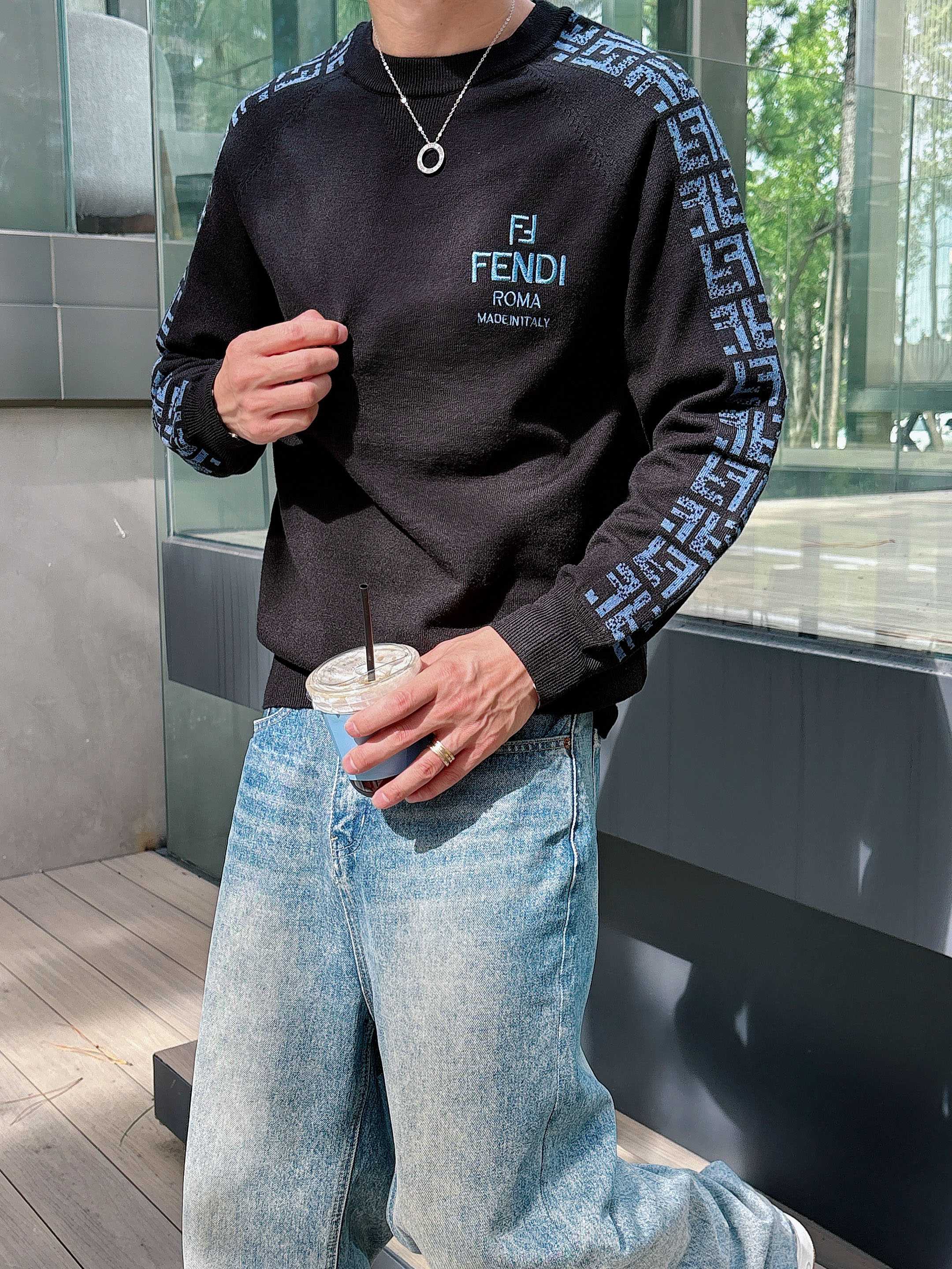 · 芬迪Fendi 2025官网秋冬季最新款圆领毛衣，专柜同步在售爆款！特供羊毛混纺面料.手感舒适.可直