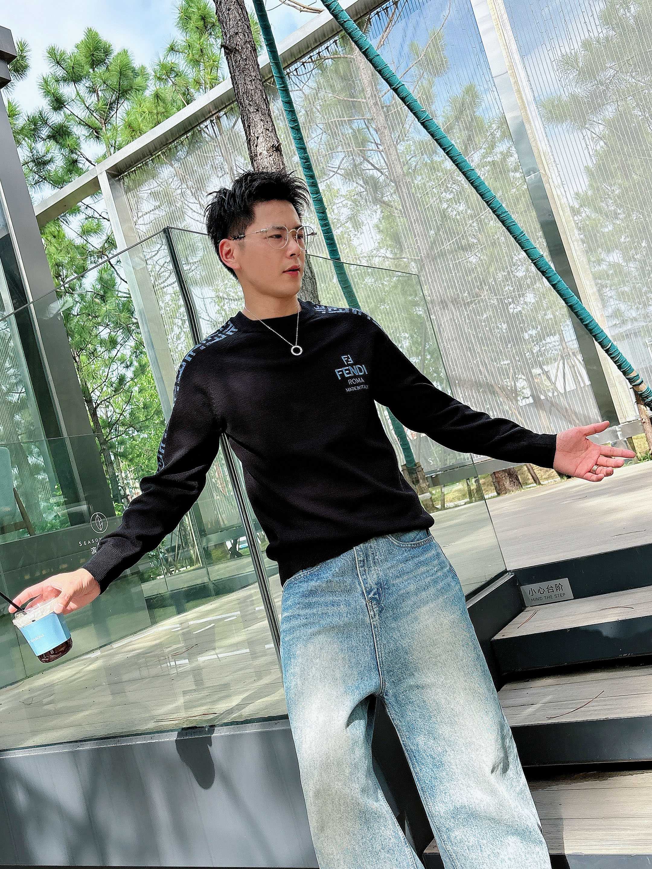 · 芬迪Fendi 2025官网秋冬季最新款圆领毛衣，专柜同步在售爆款！特供羊毛混纺面料.手感舒适.可直