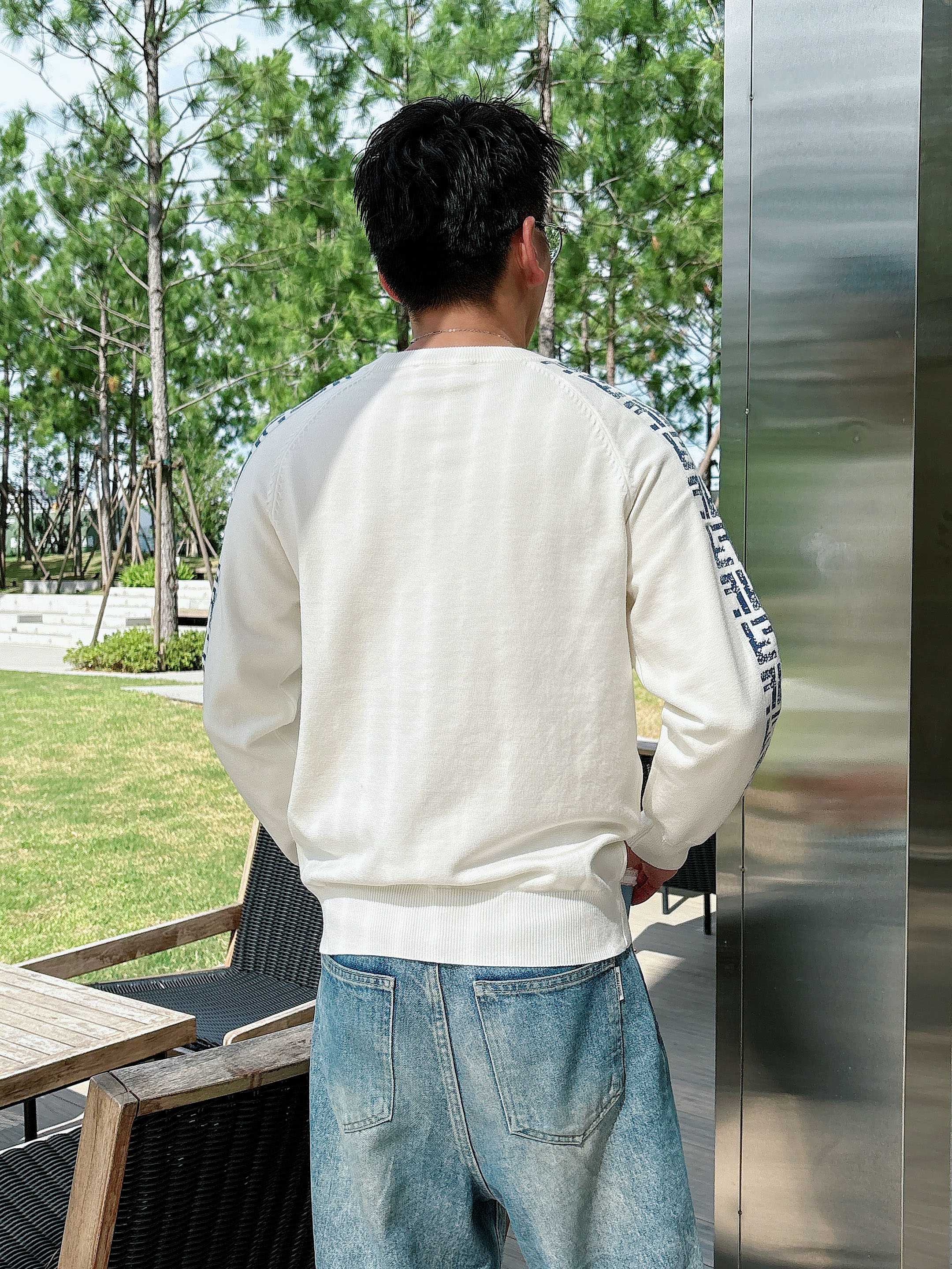 · 芬迪Fendi 2025官网秋冬季最新款圆领毛衣，专柜同步在售爆款！特供羊毛混纺面料.手感舒适.可直