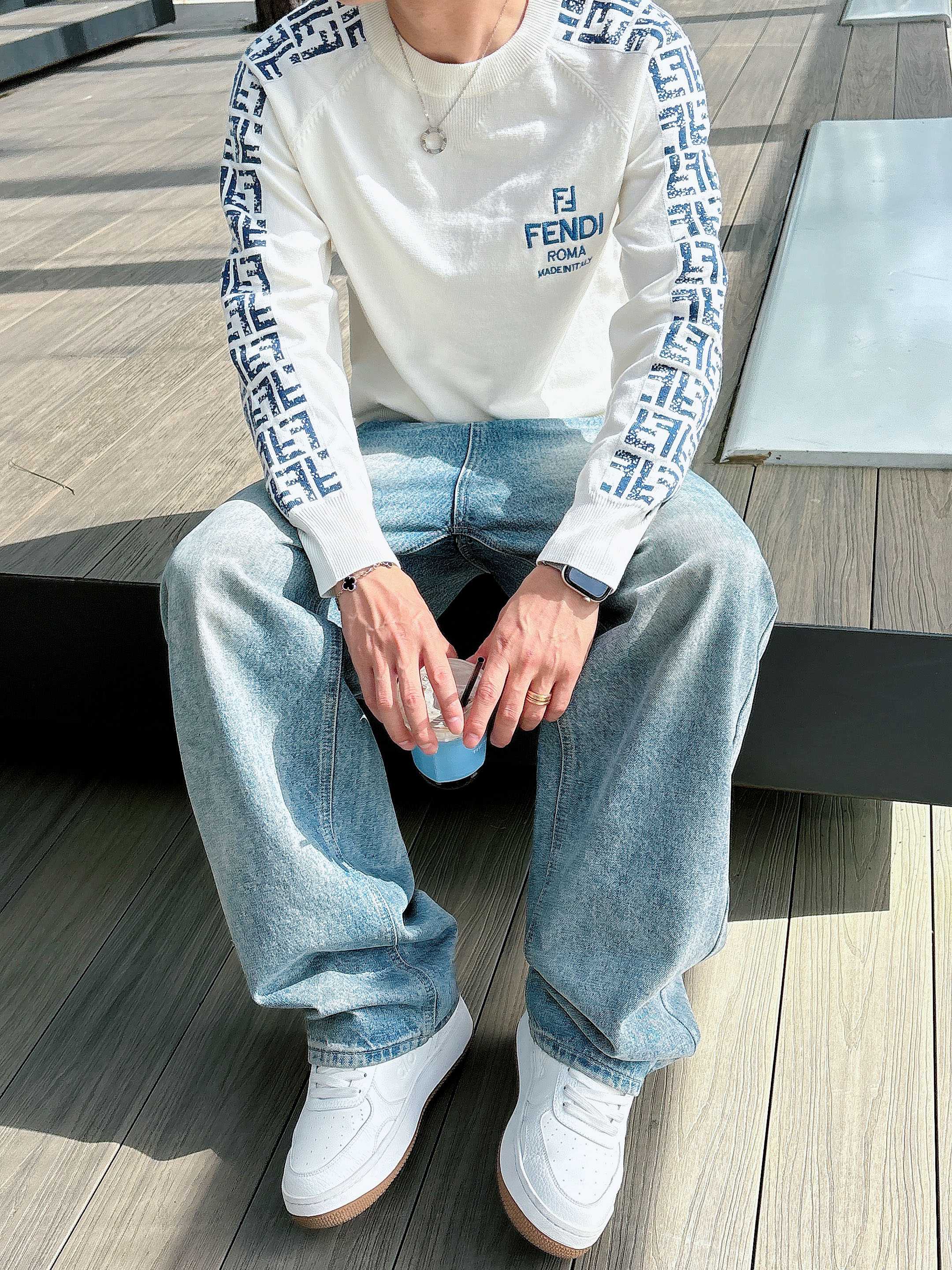 · 芬迪Fendi 2025官网秋冬季最新款圆领毛衣，专柜同步在售爆款！特供羊毛混纺面料.手感舒适.可直