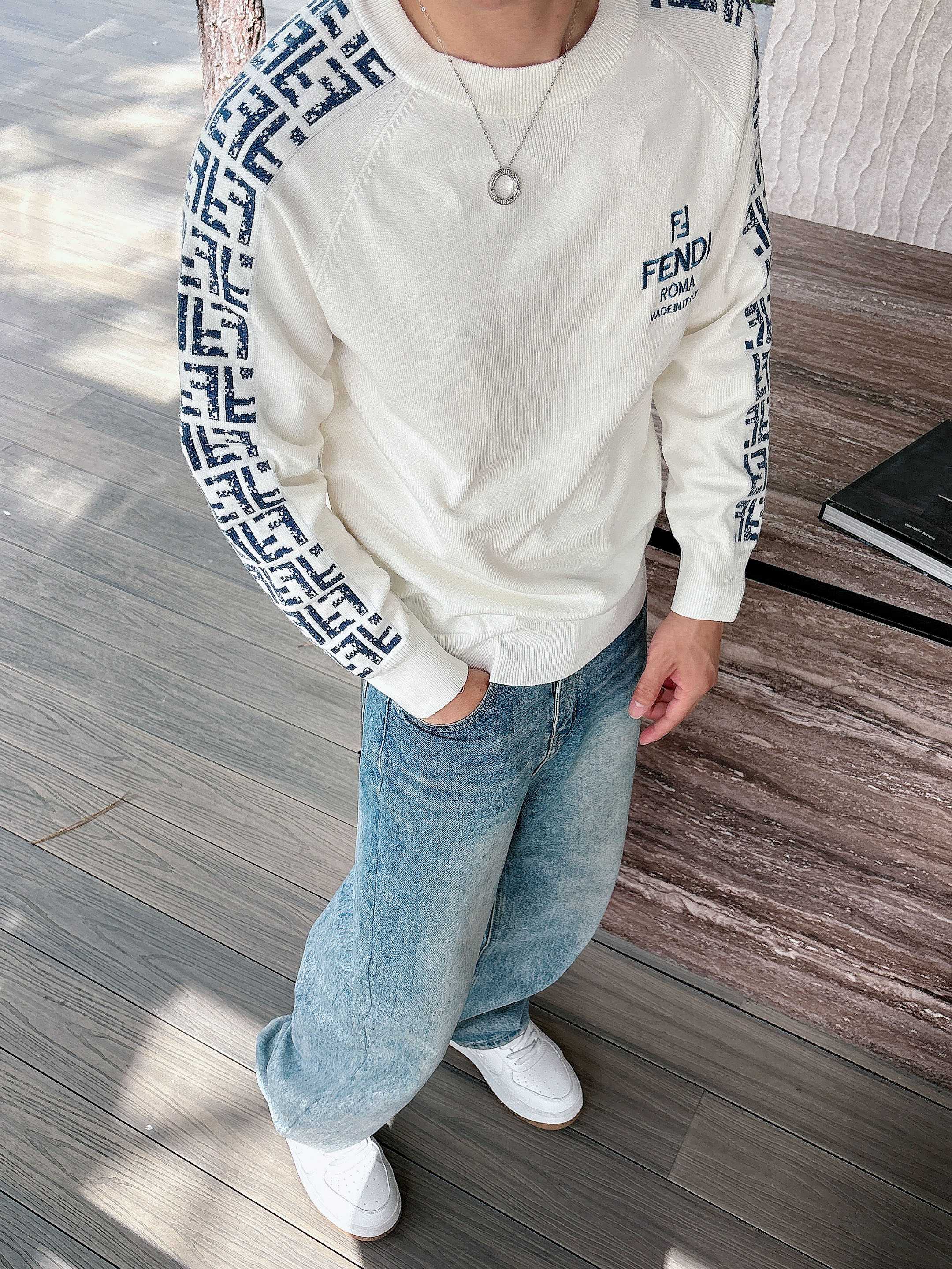 · 芬迪Fendi 2025官网秋冬季最新款圆领毛衣，专柜同步在售爆款！特供羊毛混纺面料.手感舒适.可直