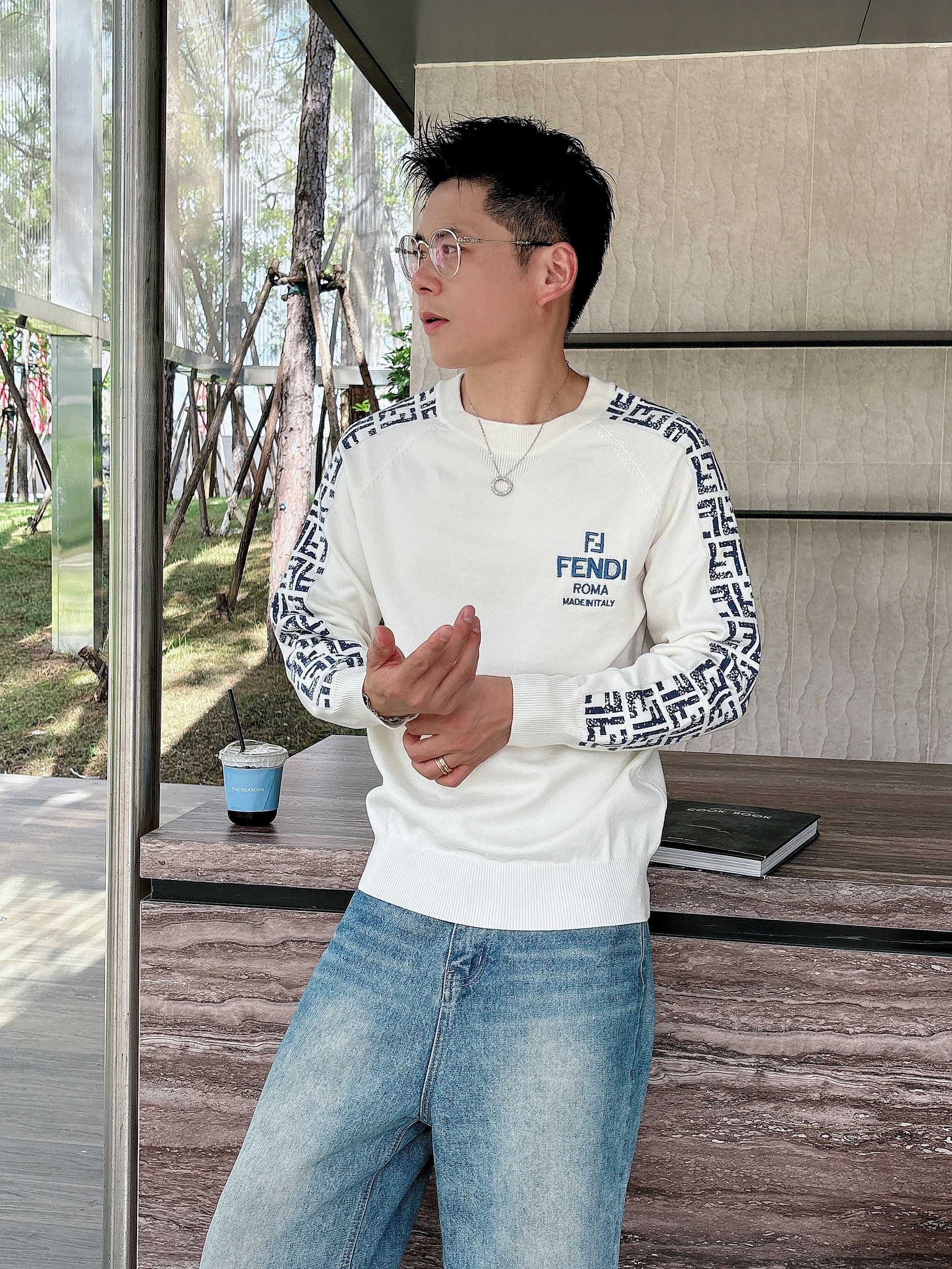 · 芬迪Fendi 2025官网秋冬季最新款圆领毛衣，专柜同步在售爆款！特供羊毛混纺面料.手感舒适.可直