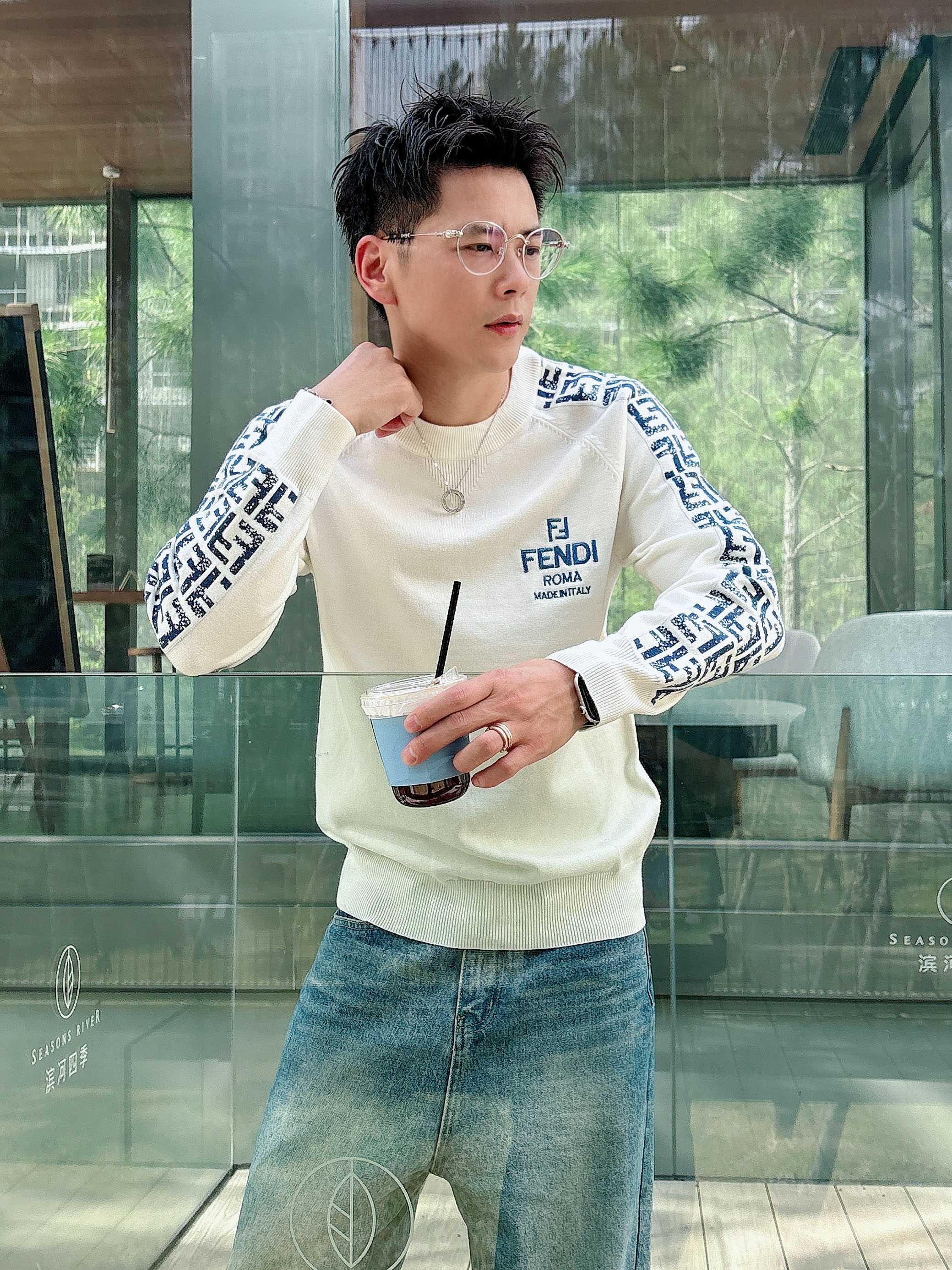 · 芬迪Fendi 2025官网秋冬季最新款圆领毛衣，专柜同步在售爆款！特供羊毛混纺面料.手感舒适.可直