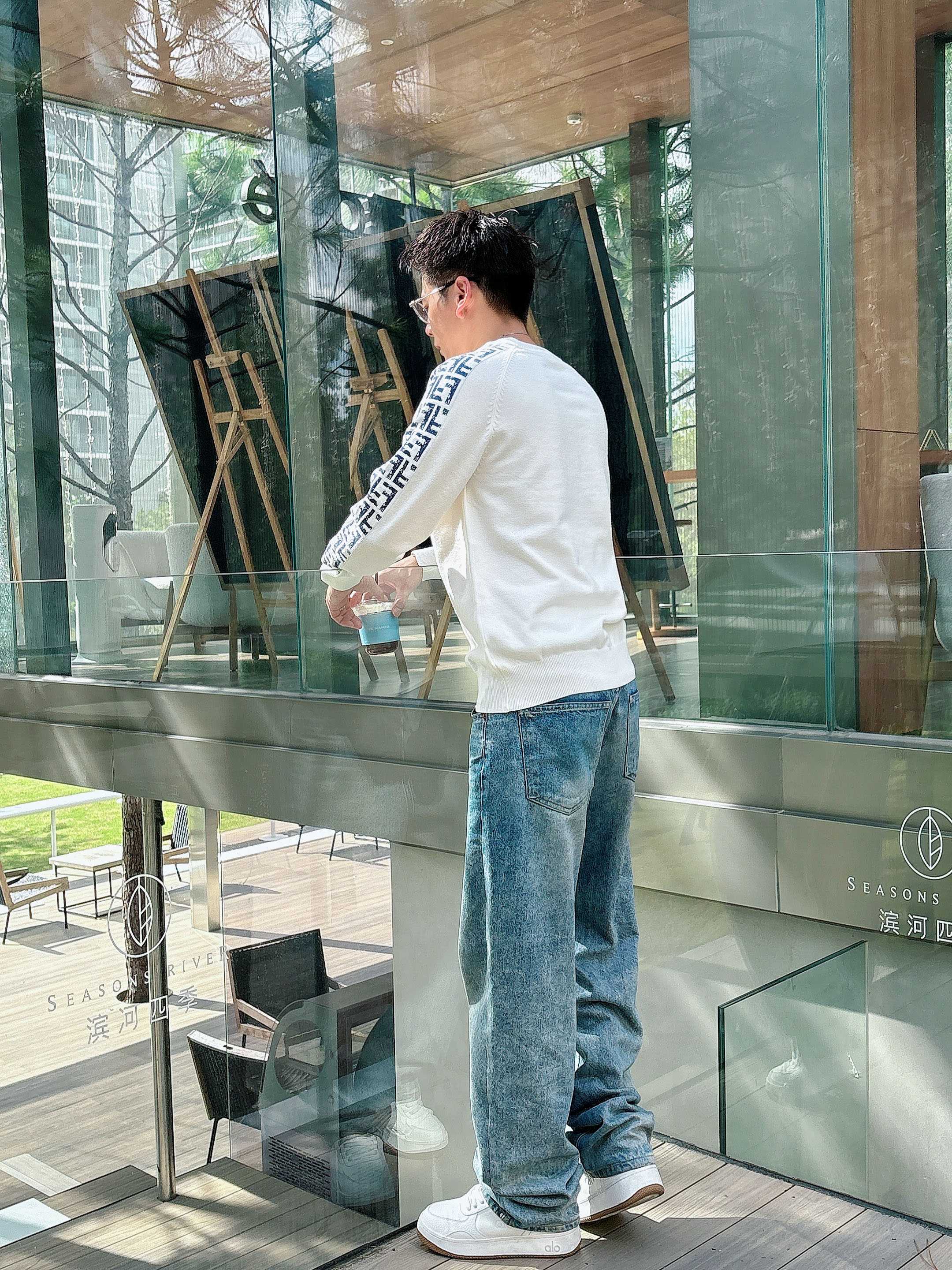 · 芬迪Fendi 2025官网秋冬季最新款圆领毛衣，专柜同步在售爆款！特供羊毛混纺面料.手感舒适.可直