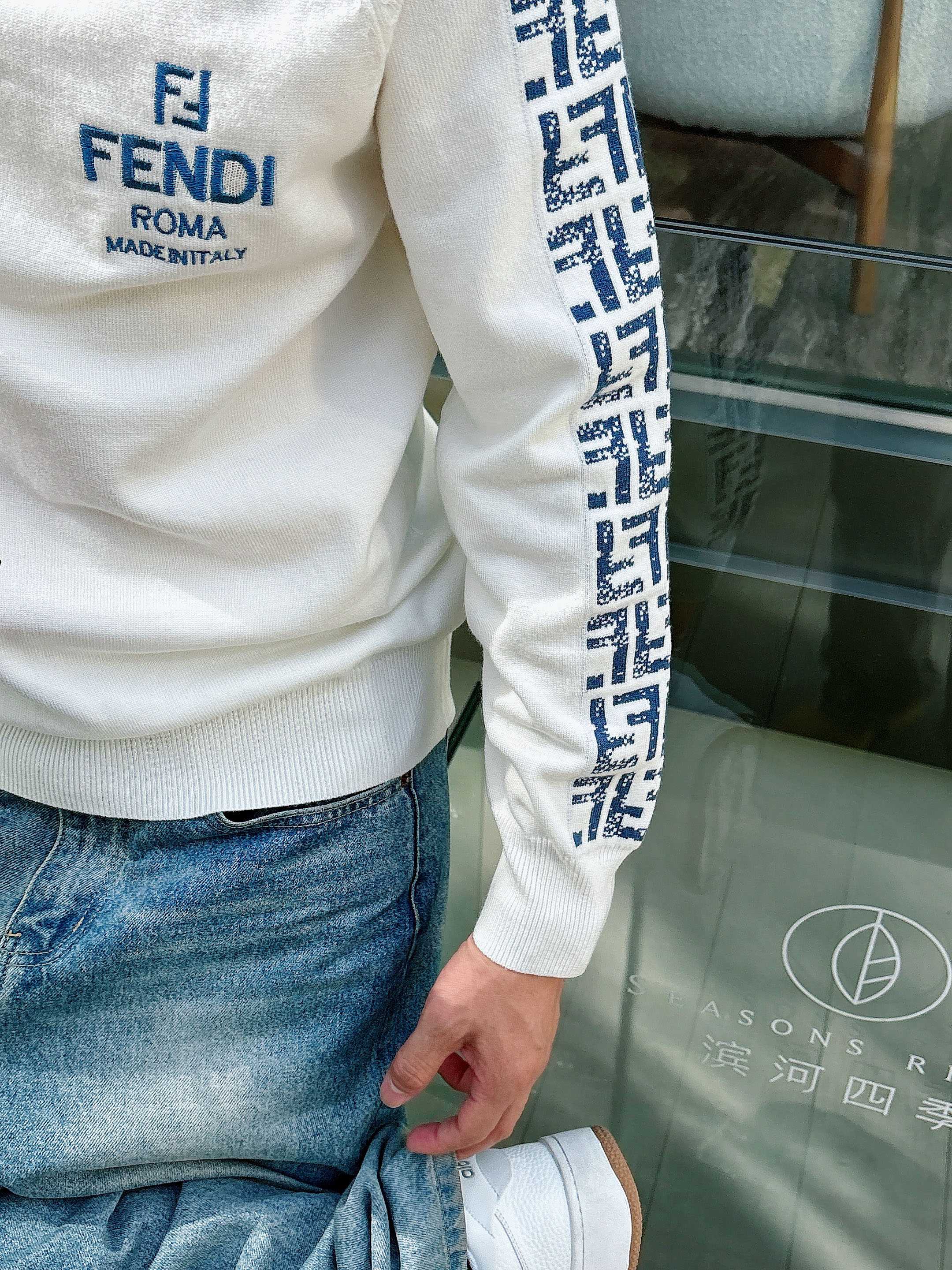 · 芬迪Fendi 2025官网秋冬季最新款圆领毛衣，专柜同步在售爆款！特供羊毛混纺面料.手感舒适.可直