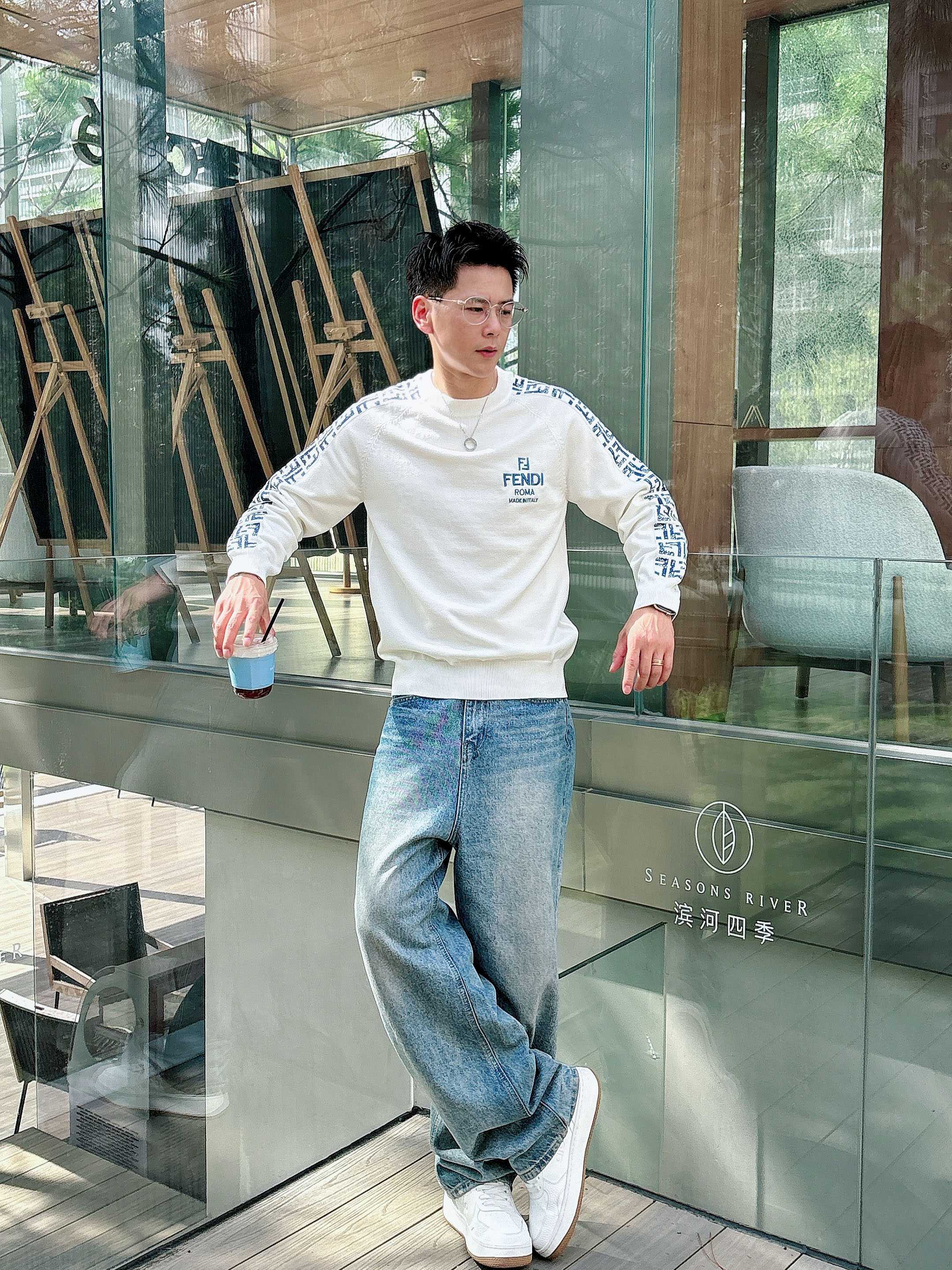 · 芬迪Fendi 2025官网秋冬季最新款圆领毛衣，专柜同步在售爆款！特供羊毛混纺面料.手感舒适.可直