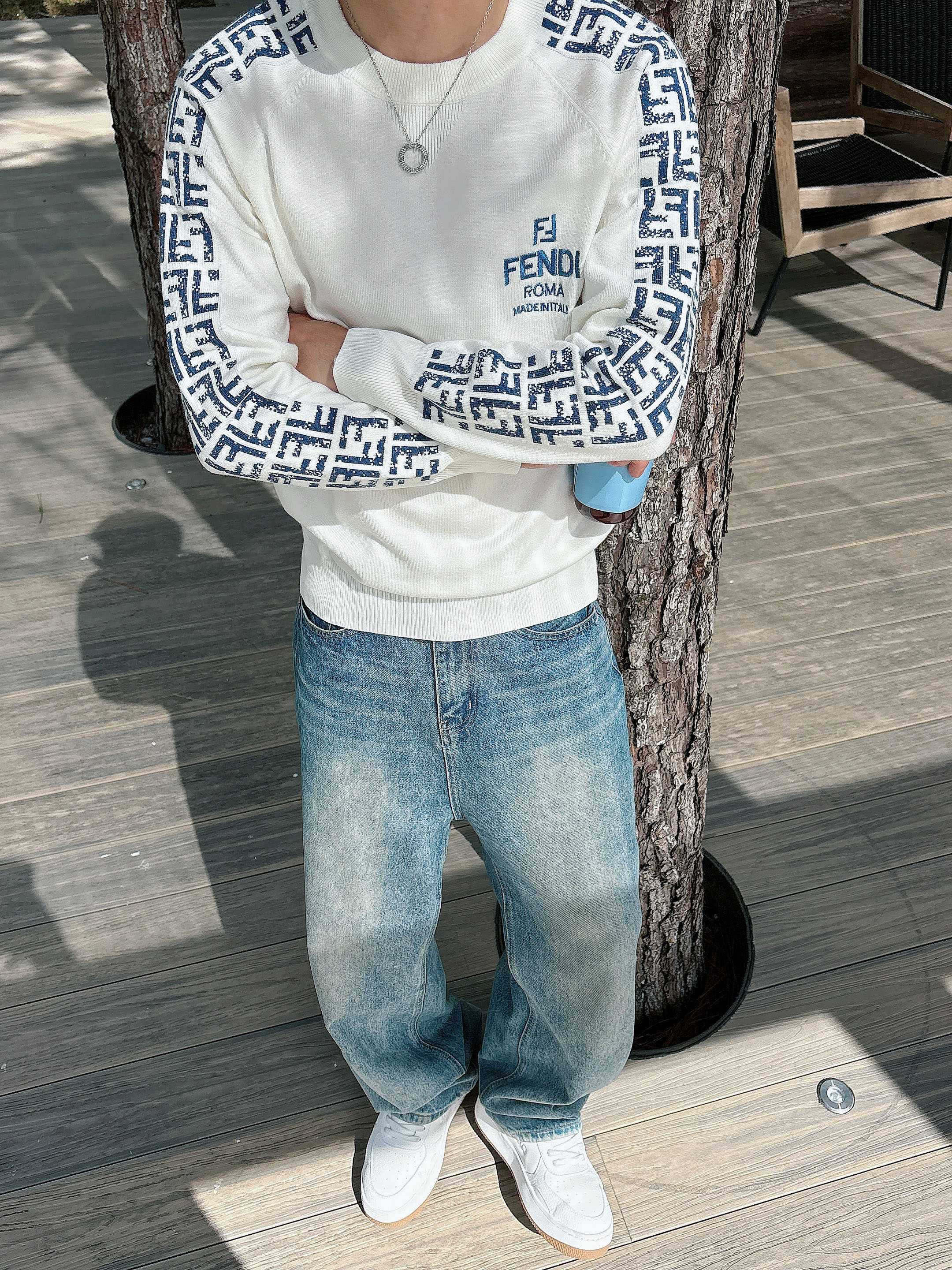 · 芬迪Fendi 2025官网秋冬季最新款圆领毛衣，专柜同步在售爆款！特供羊毛混纺面料.手感舒适.可直