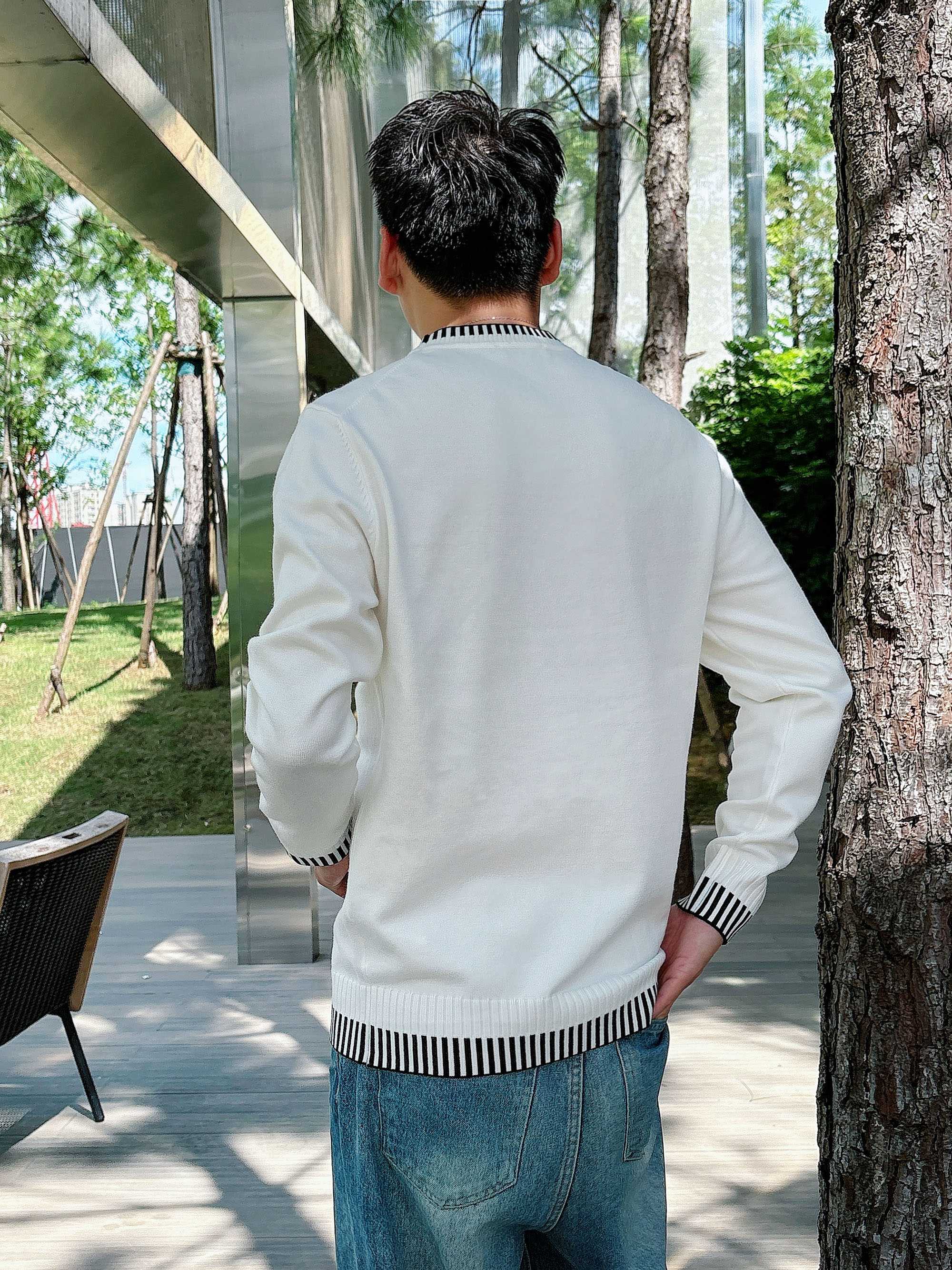 · 罗意威loewe 2025官网秋冬季最新款圆领毛衣，专柜同步在售爆款！特供羊毛混纺面料.手感舒适.可