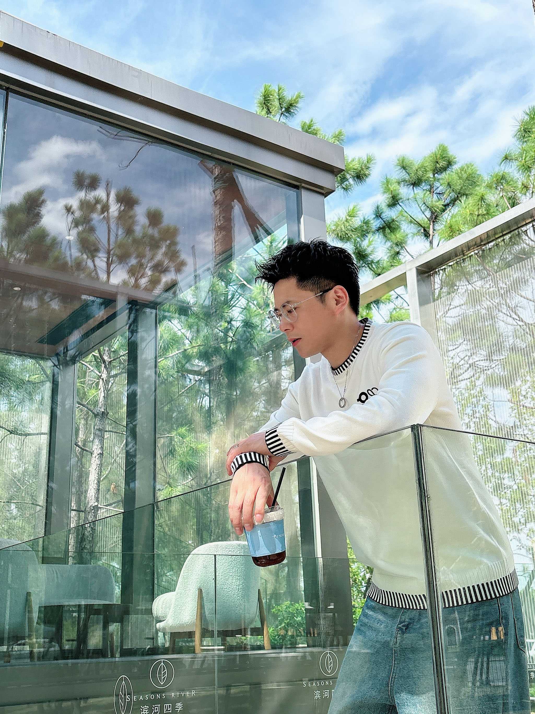 · 罗意威loewe 2025官网秋冬季最新款圆领毛衣，专柜同步在售爆款！特供羊毛混纺面料.手感舒适.可