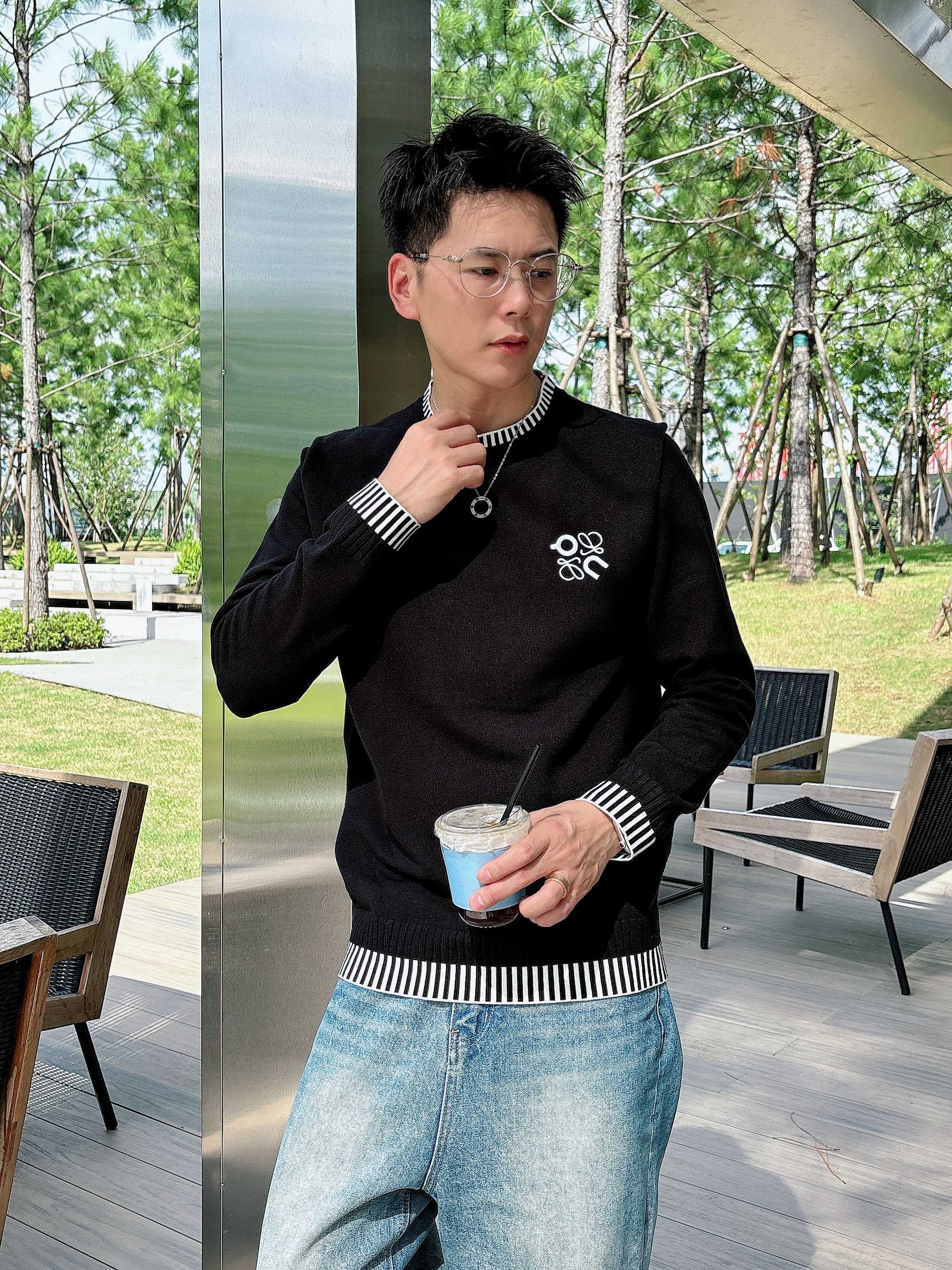 · 罗意威loewe 2025官网秋冬季最新款圆领毛衣，专柜同步在售爆款！特供羊毛混纺面料.手感舒适.可