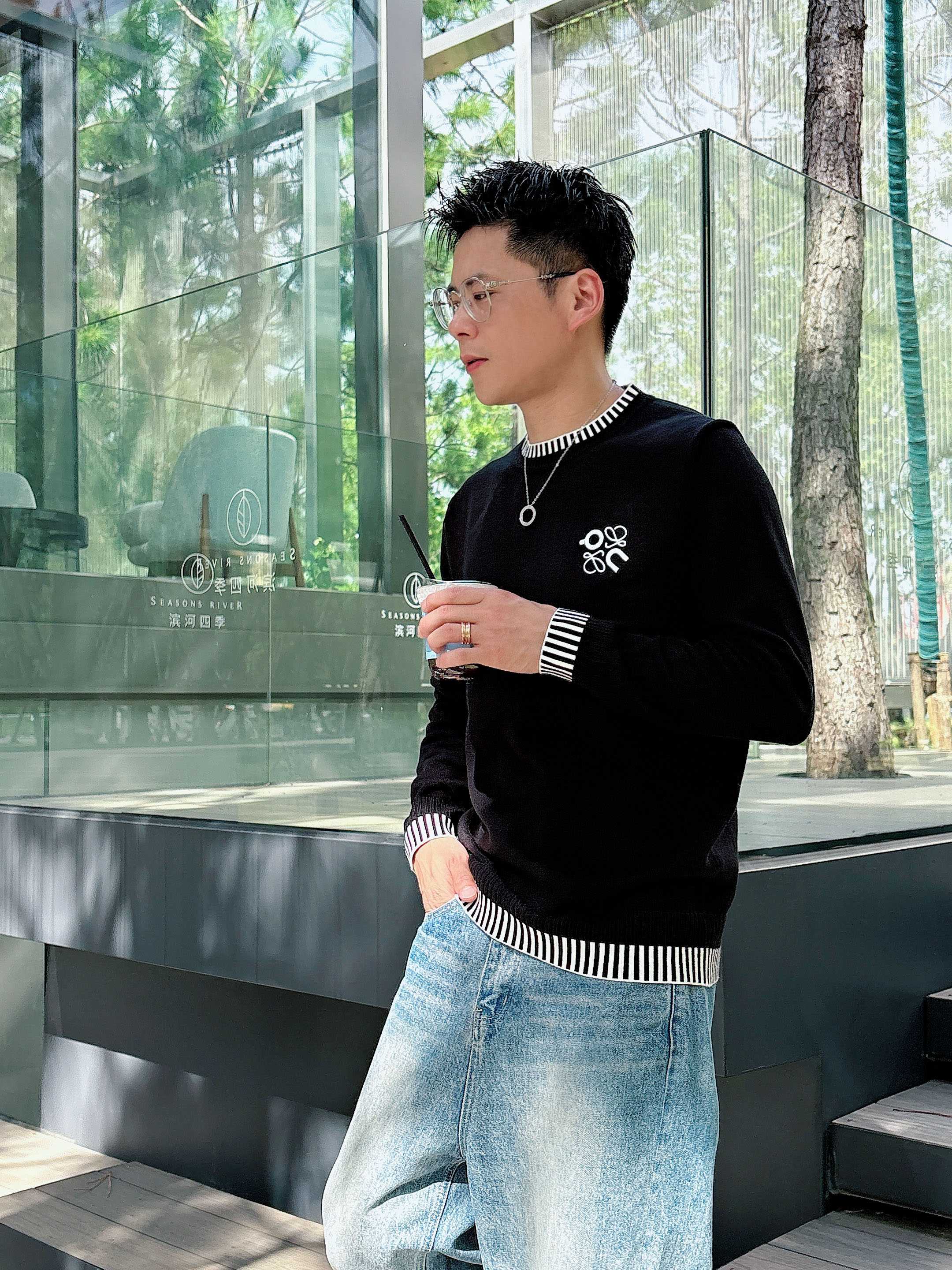 · 罗意威loewe 2025官网秋冬季最新款圆领毛衣，专柜同步在售爆款！特供羊毛混纺面料.手感舒适.可