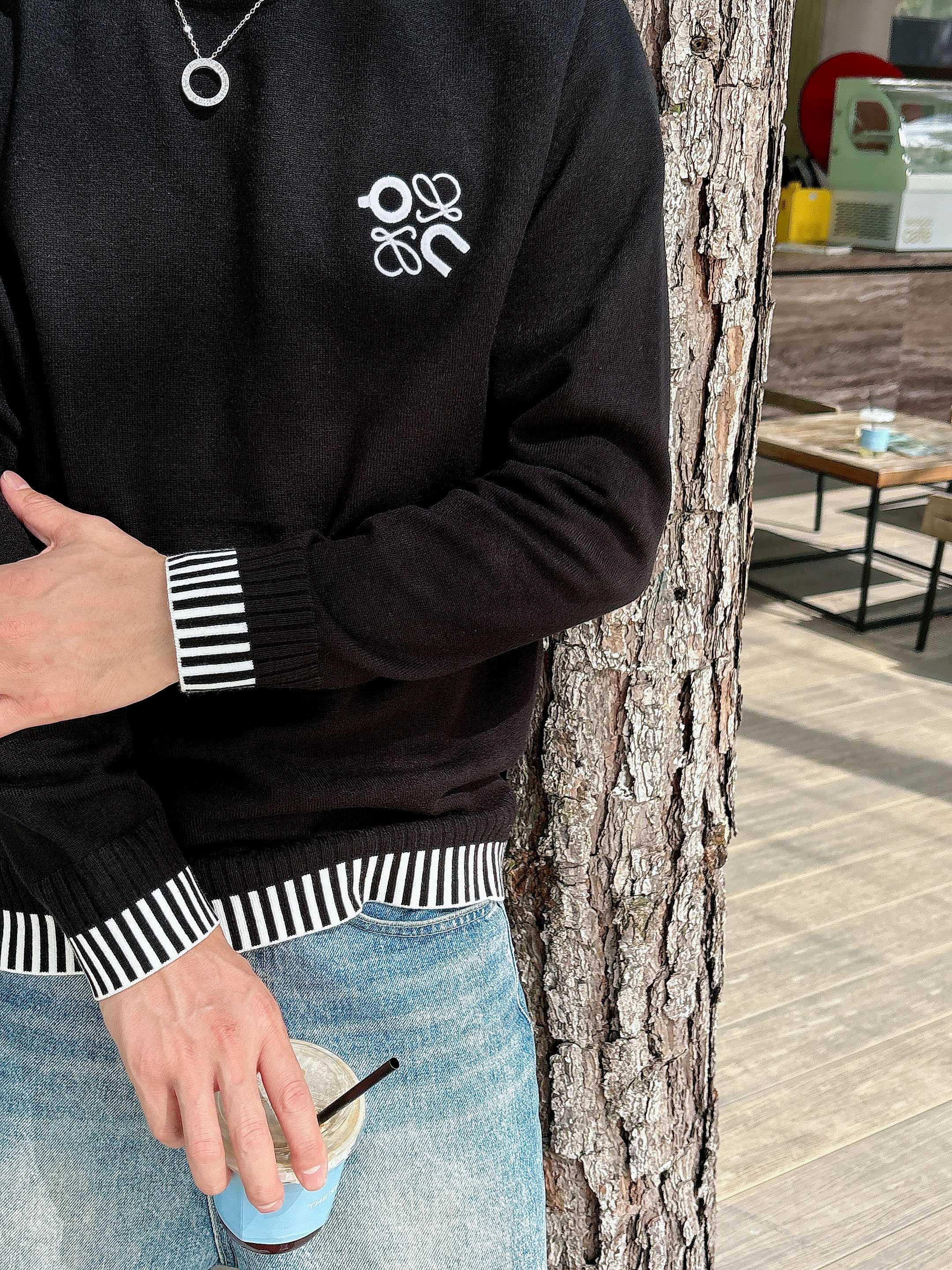 · 罗意威loewe 2025官网秋冬季最新款圆领毛衣，专柜同步在售爆款！特供羊毛混纺面料.手感舒适.可