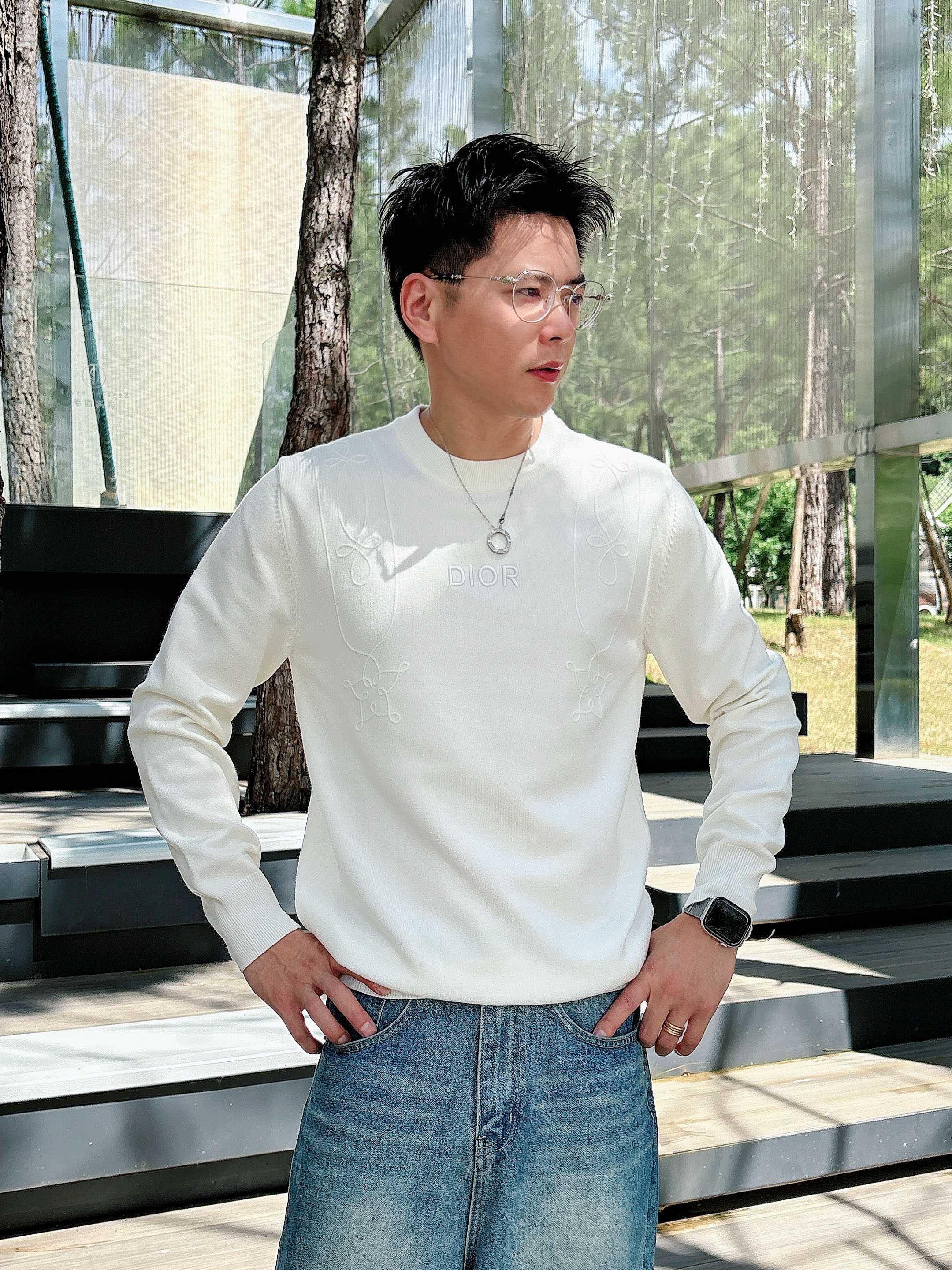 · 迪奥Dior 2025官网秋冬季最新款圆领毛衣，专柜同步在售爆款！特供羊毛混纺面料.手感舒适.可直接