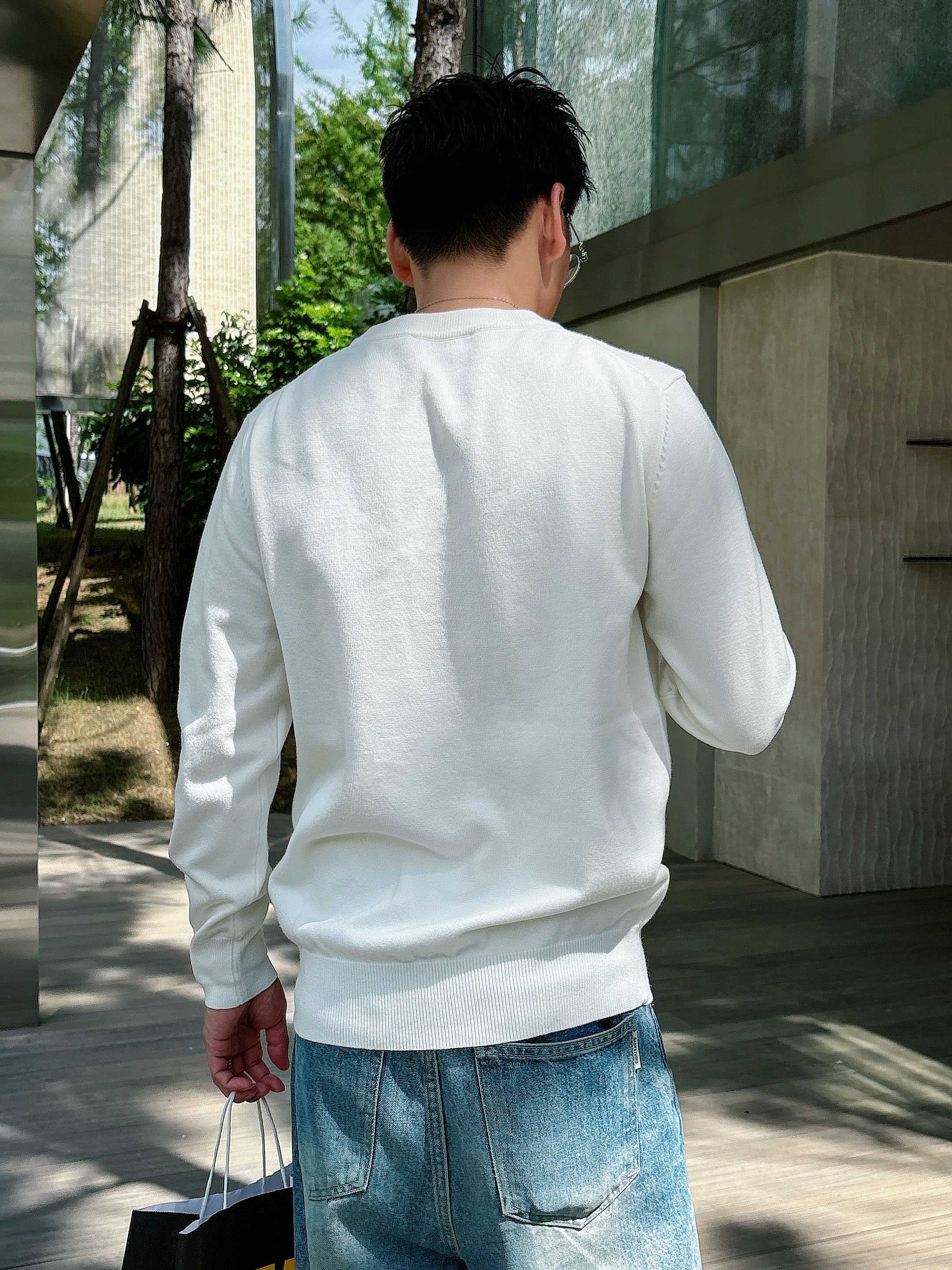 · 迪奥Dior 2025官网秋冬季最新款圆领毛衣，专柜同步在售爆款！特供羊毛混纺面料.手感舒适.可直接