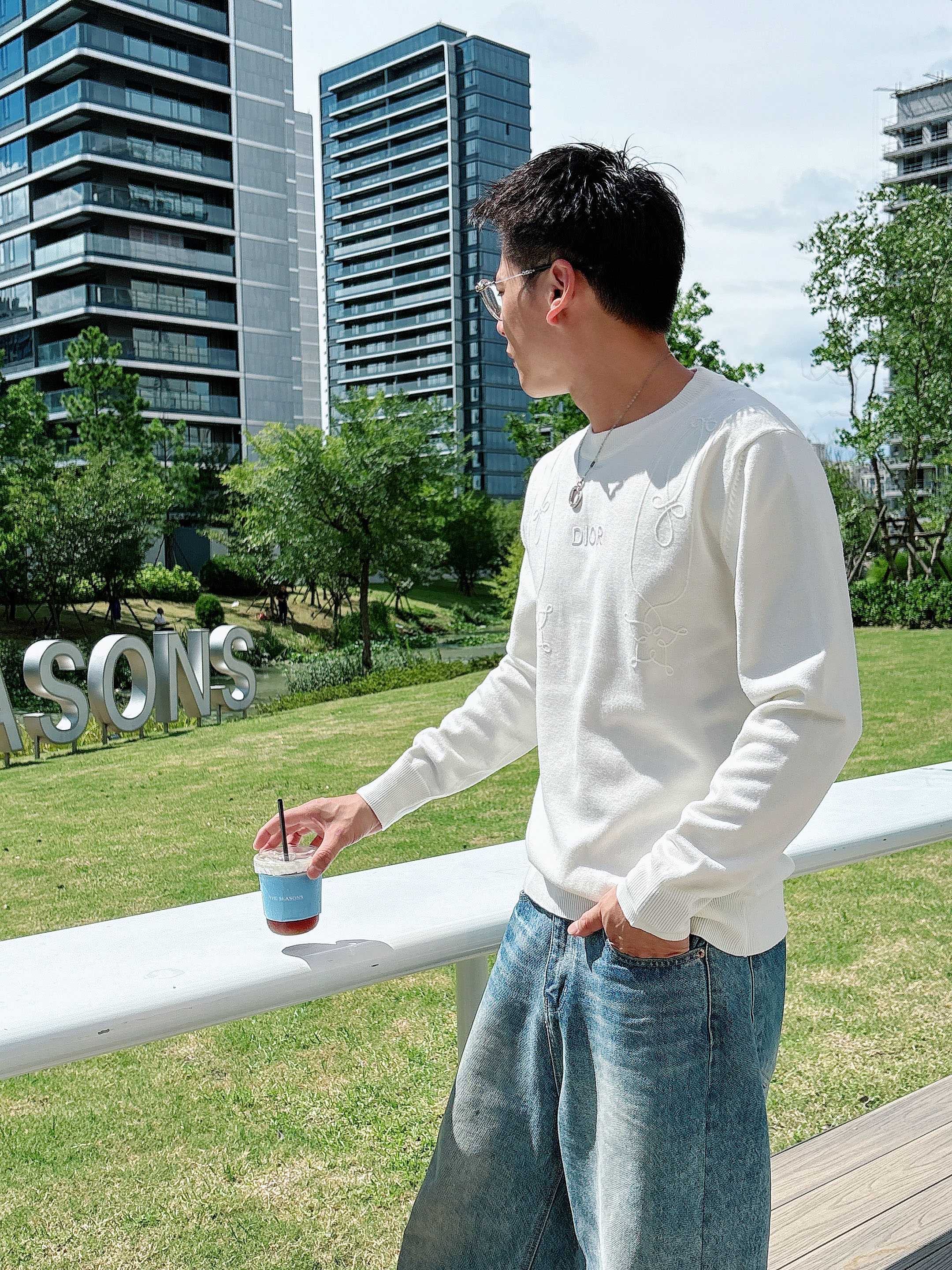 · 迪奥Dior 2025官网秋冬季最新款圆领毛衣，专柜同步在售爆款！特供羊毛混纺面料.手感舒适.可直接