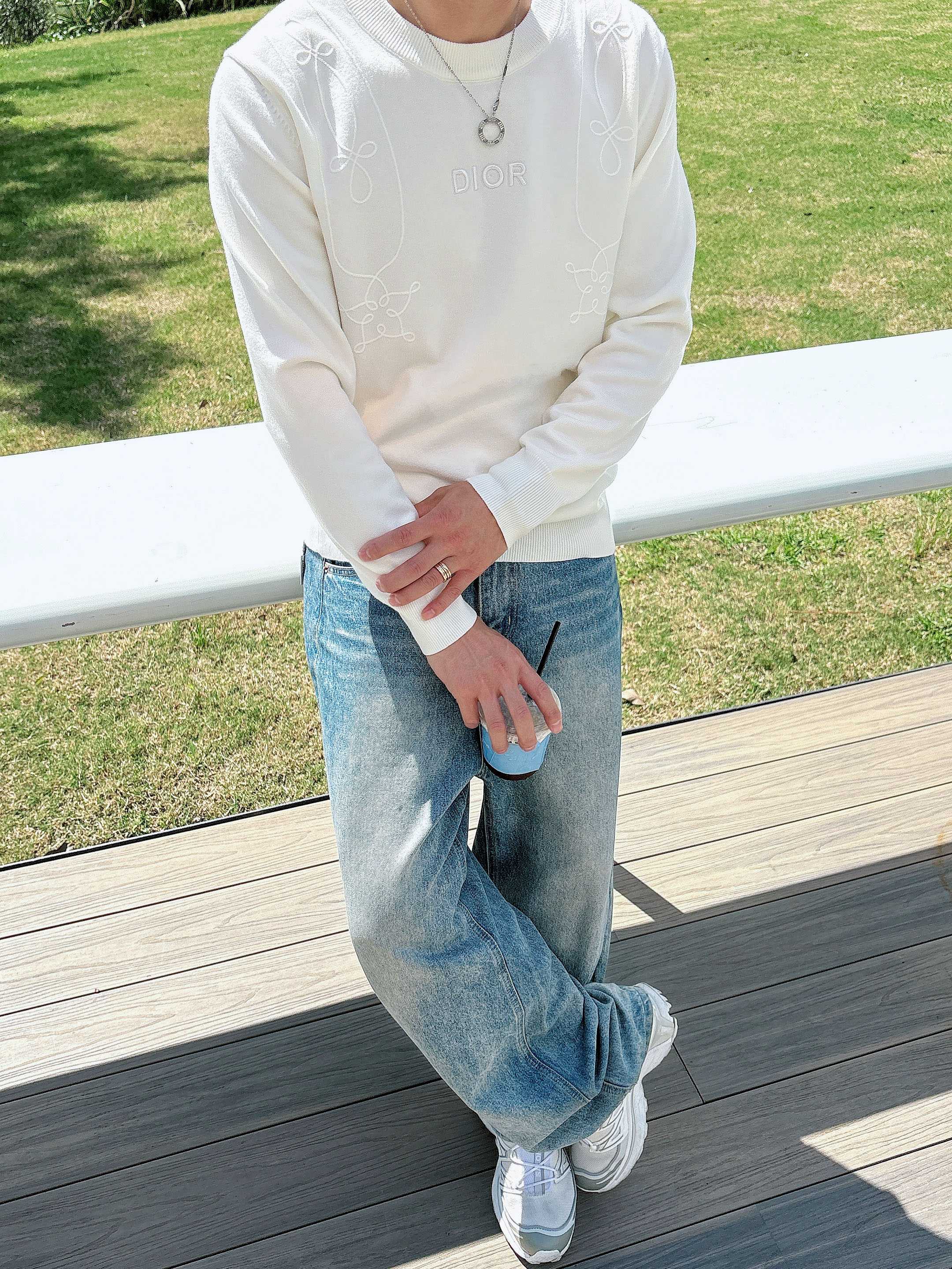 · 迪奥Dior 2025官网秋冬季最新款圆领毛衣，专柜同步在售爆款！特供羊毛混纺面料.手感舒适.可直接