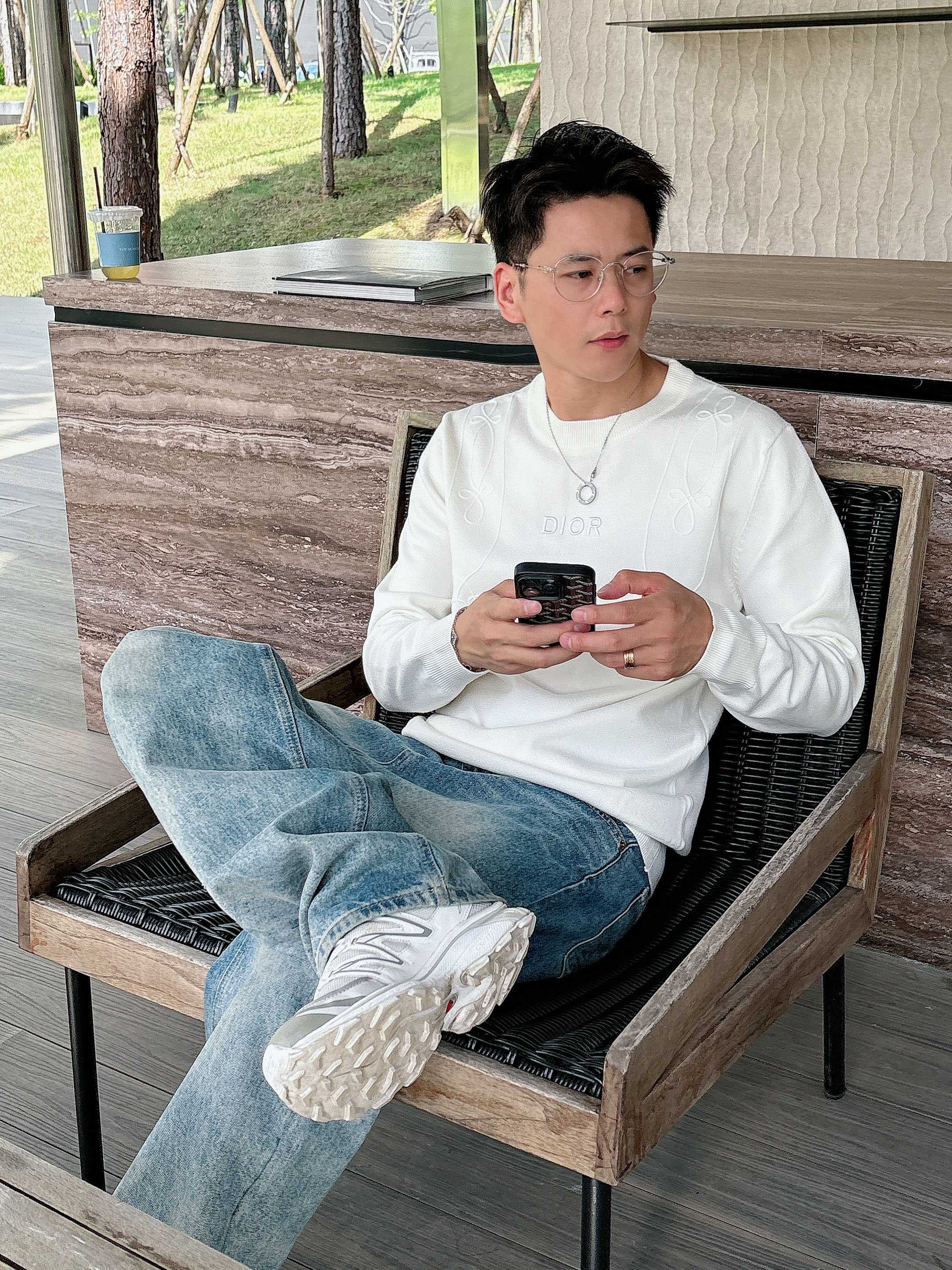 · 迪奥Dior 2025官网秋冬季最新款圆领毛衣，专柜同步在售爆款！特供羊毛混纺面料.手感舒适.可直接