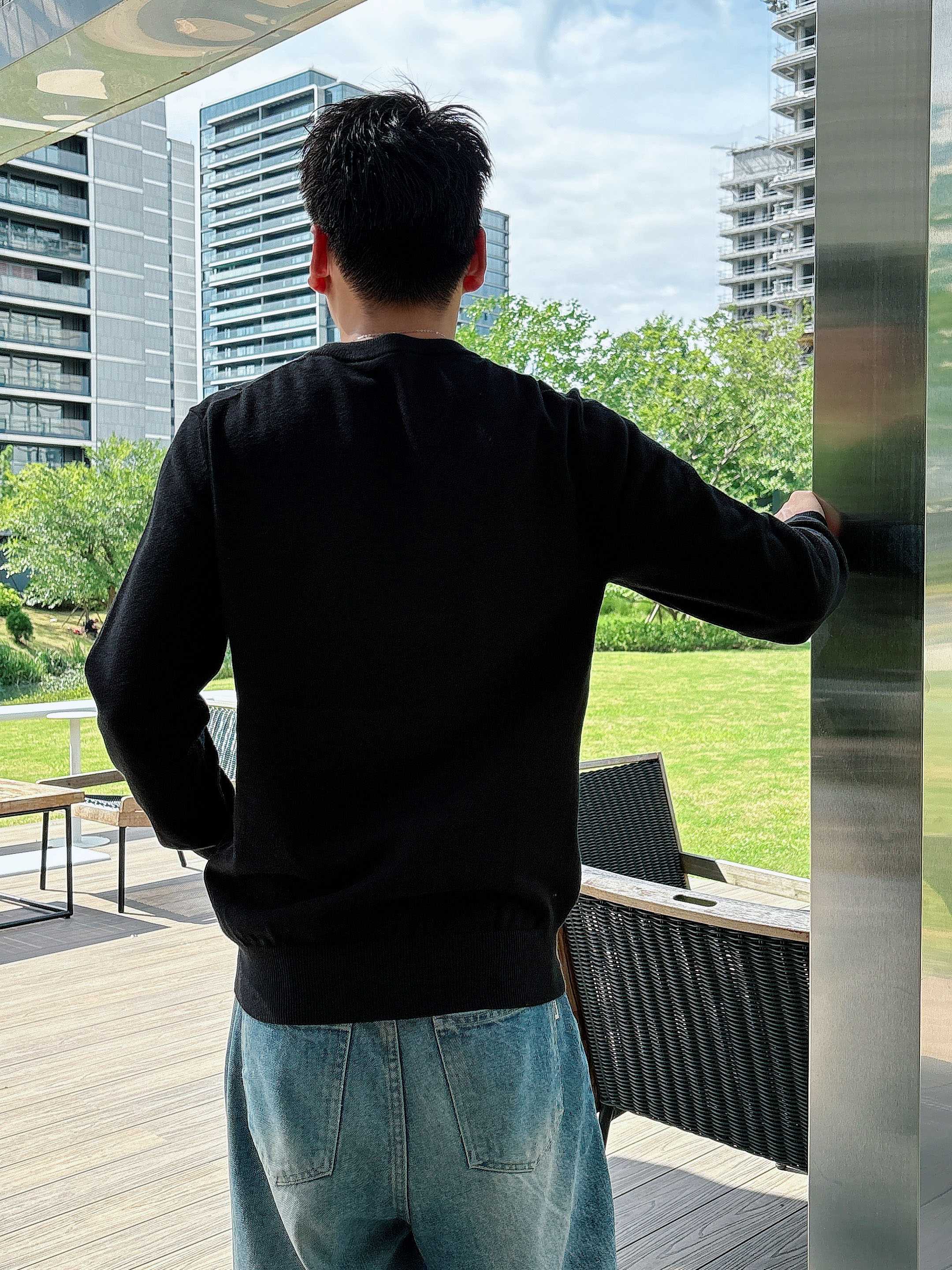 · 迪奥Dior 2025官网秋冬季最新款圆领毛衣，专柜同步在售爆款！特供羊毛混纺面料.手感舒适.可直接