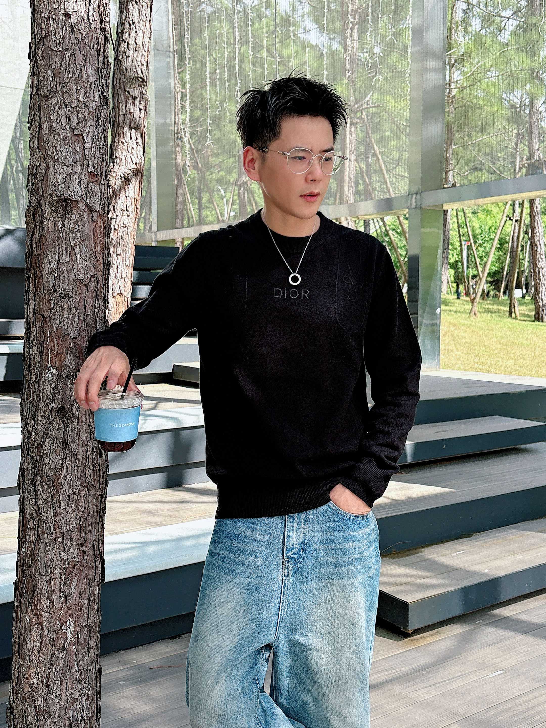 · 迪奥Dior 2025官网秋冬季最新款圆领毛衣，专柜同步在售爆款！特供羊毛混纺面料.手感舒适.可直接